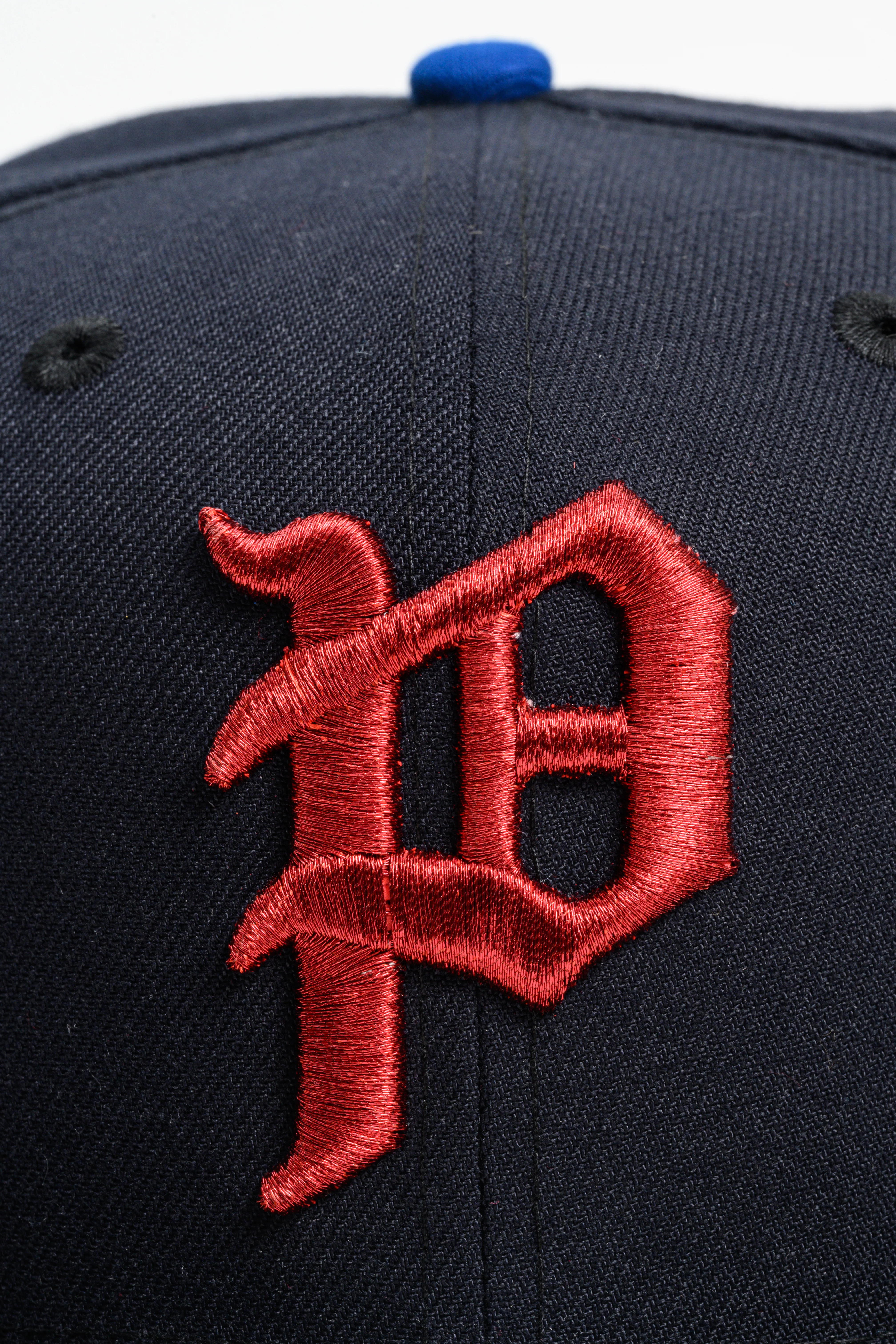 NEW ERA "48 LAWS” PHILADELPHIA PHILLIES FITTED HAT (NAVY/SONGBIRD BLUE) - Image 5