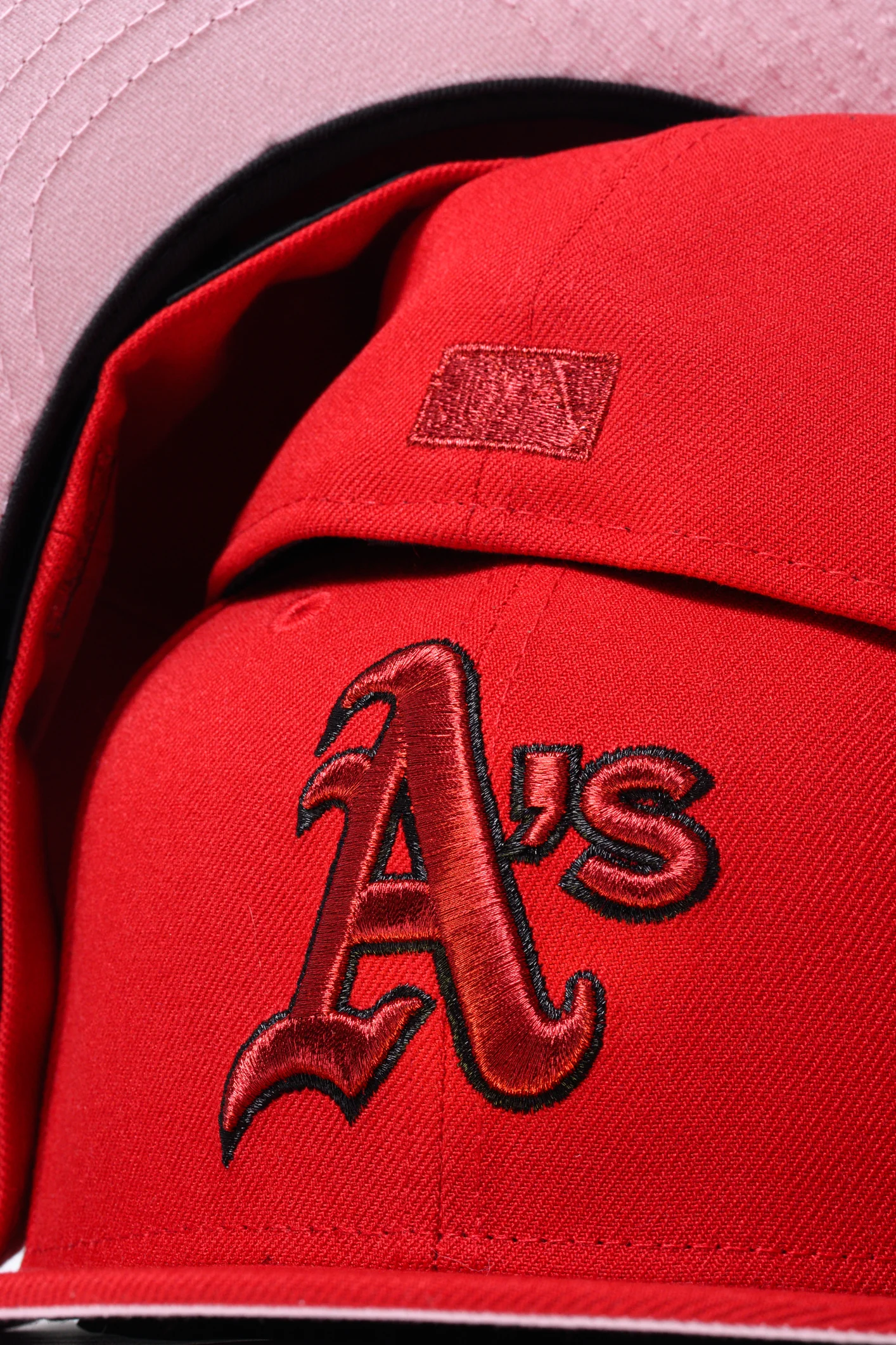 NEW ERA "831" OAKLAND A'S FITTED HAT (SCARLET/BLACK/PINK) - Image 9