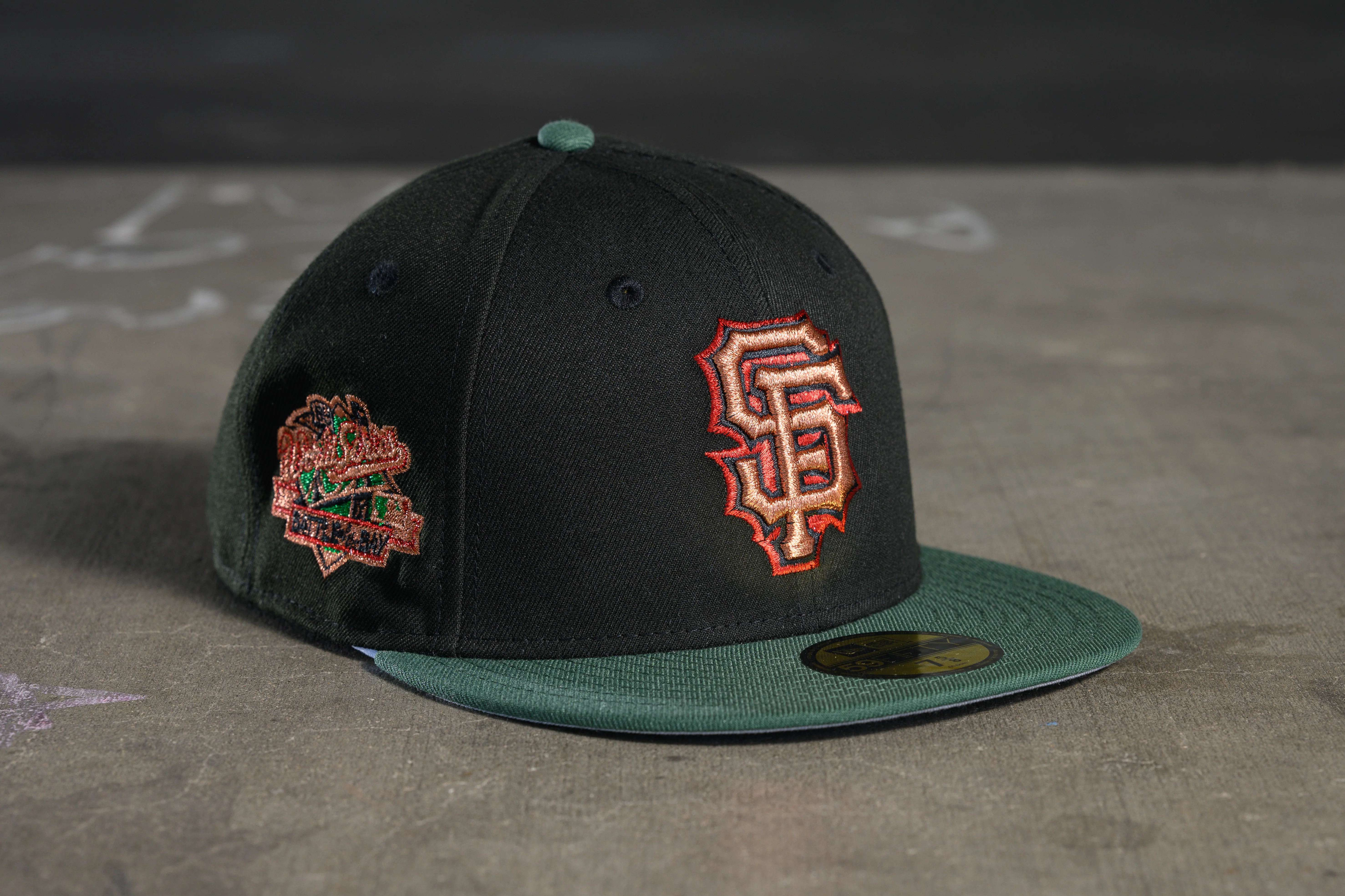 NEW ERA “SLEEPLESS IN SF" SF GIANTS FITTED HAT (BLACK/PINE GREEN)