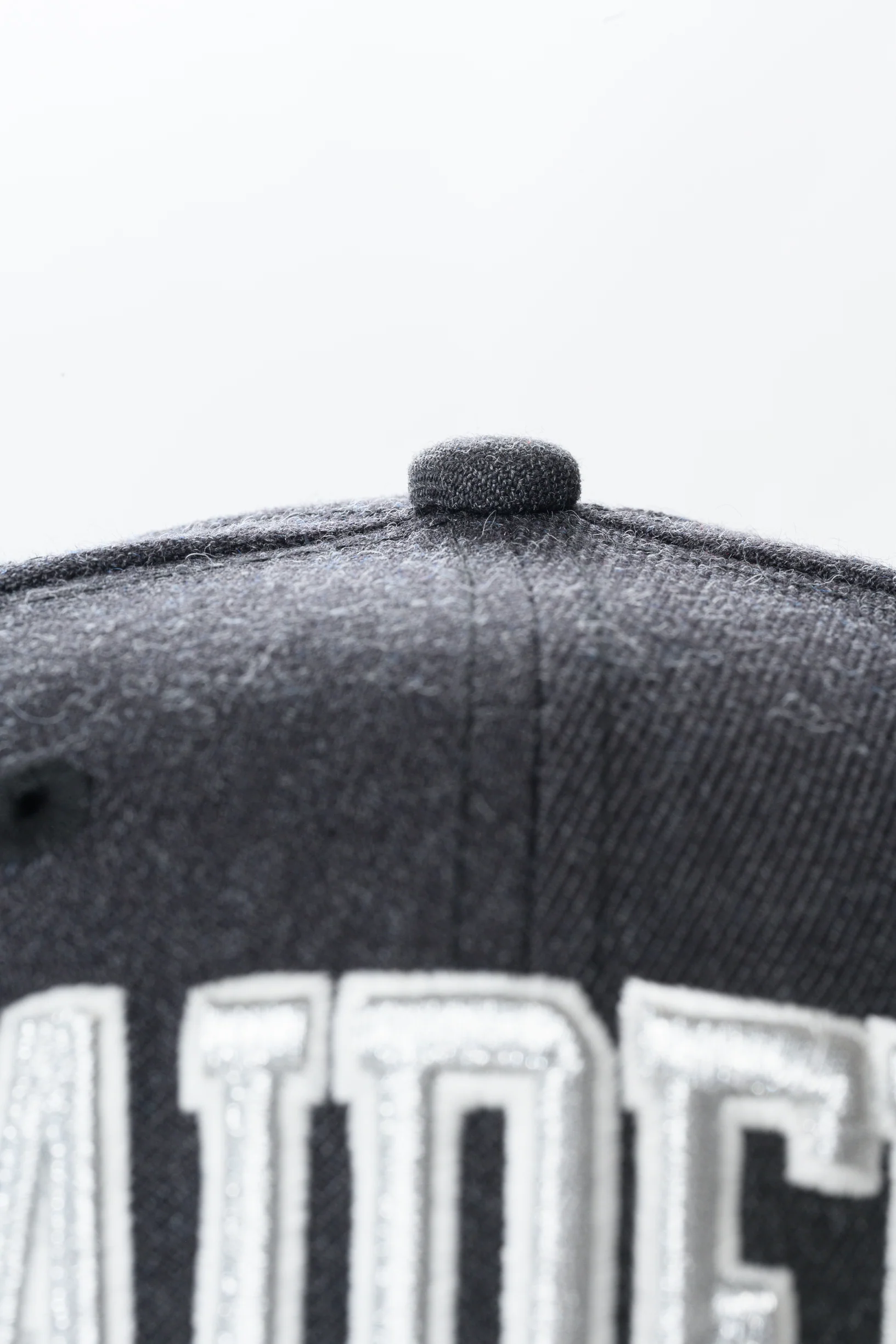 NEW ERA "ARCH SHELL" LAS VEGAS RAIDERS FITTED HAT (HEATHER BLACK) - Image 6