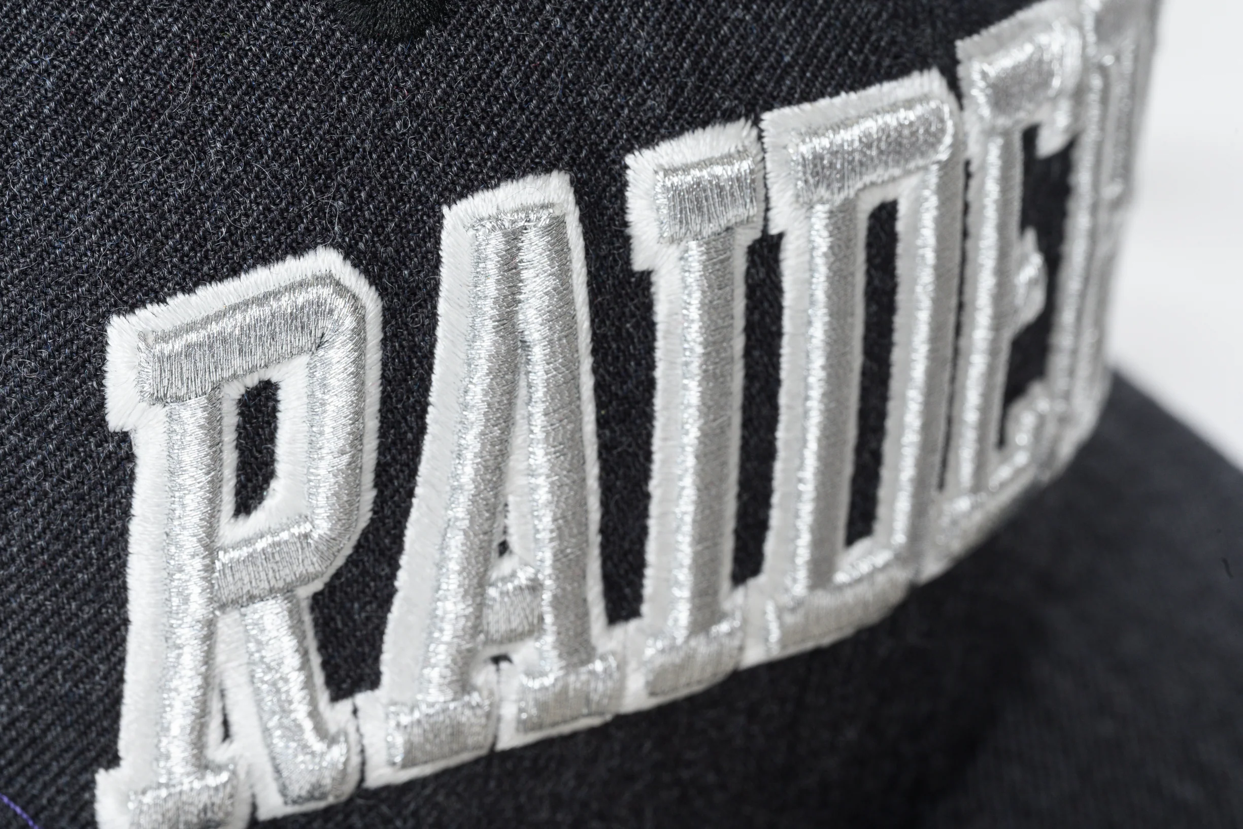 NEW ERA "ARCH SHELL" LAS VEGAS RAIDERS FITTED HAT (HEATHER BLACK) - Image 8