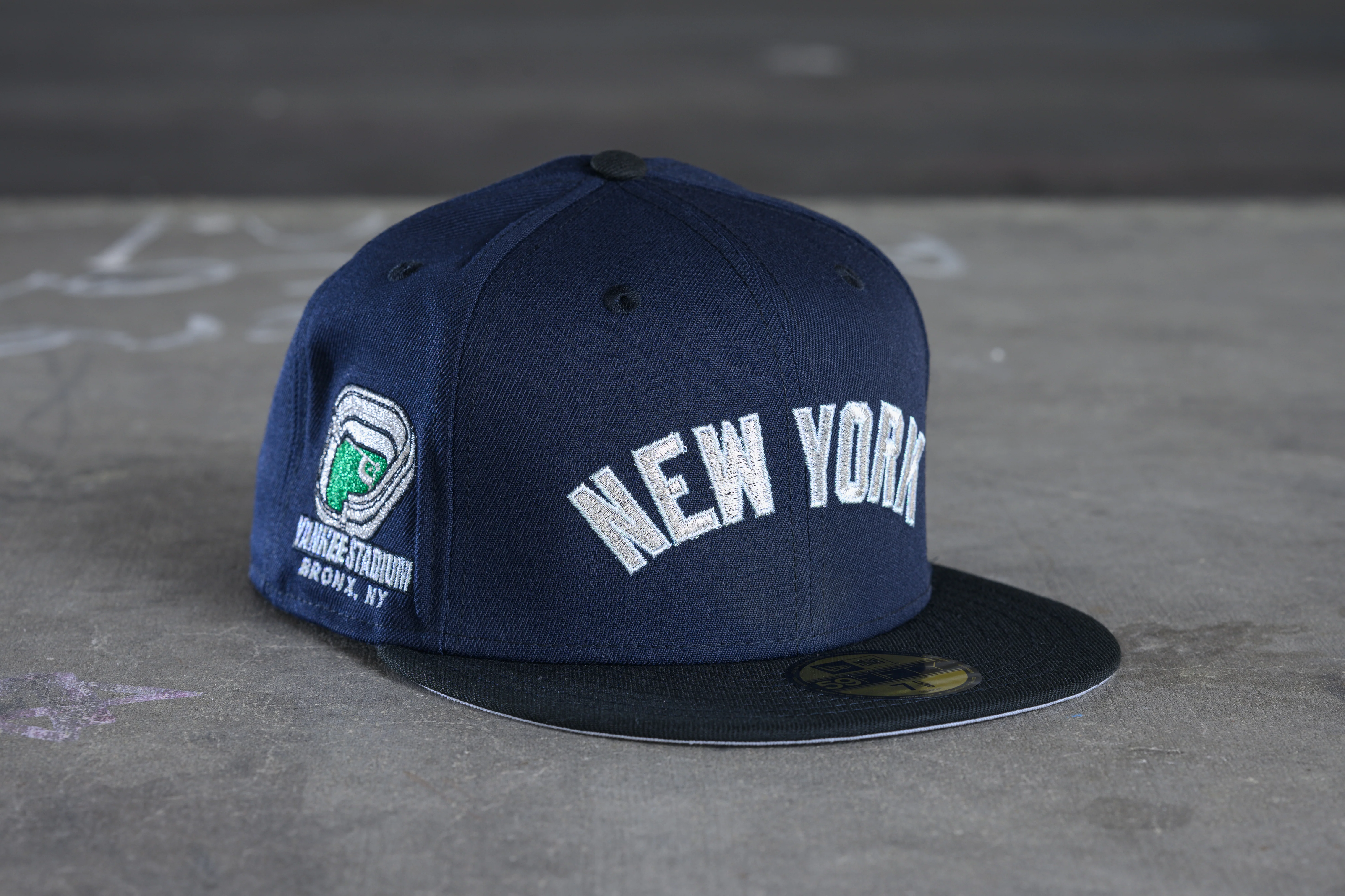 NEW ERA "BANGER" NEW YORK YANKEES FITTED HAT (NAVY/BLACK)