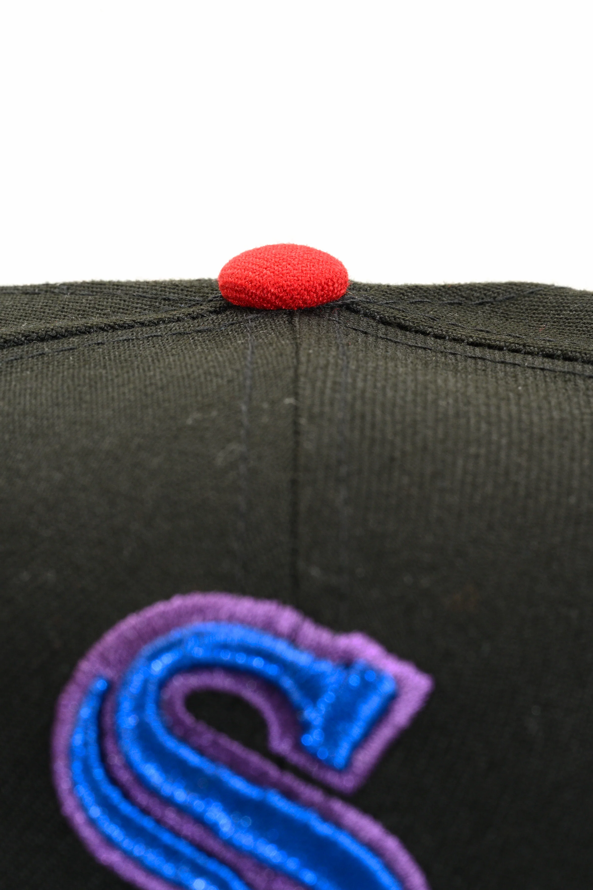 NEW ERA "BARCELONA NIGHTS" CHICAGO WHITESOX FITTED HAT (BLACK/RED) - Image 6