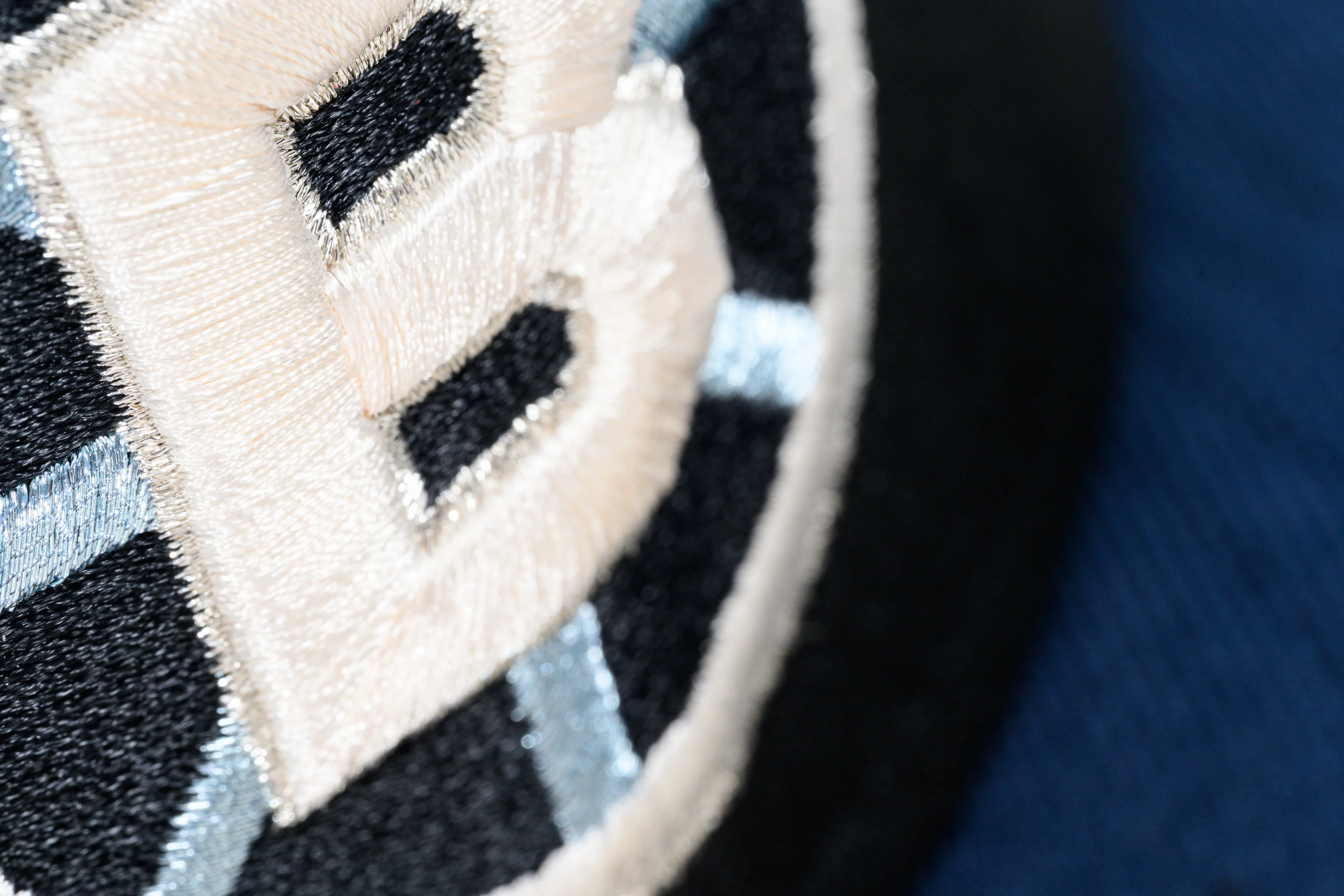 NEW ERA "BULLSEYE" BOSTON BRUINS FITTED HAT (BLACK/OCEANSIDE BLUE/SKY BLUE) - Image 7