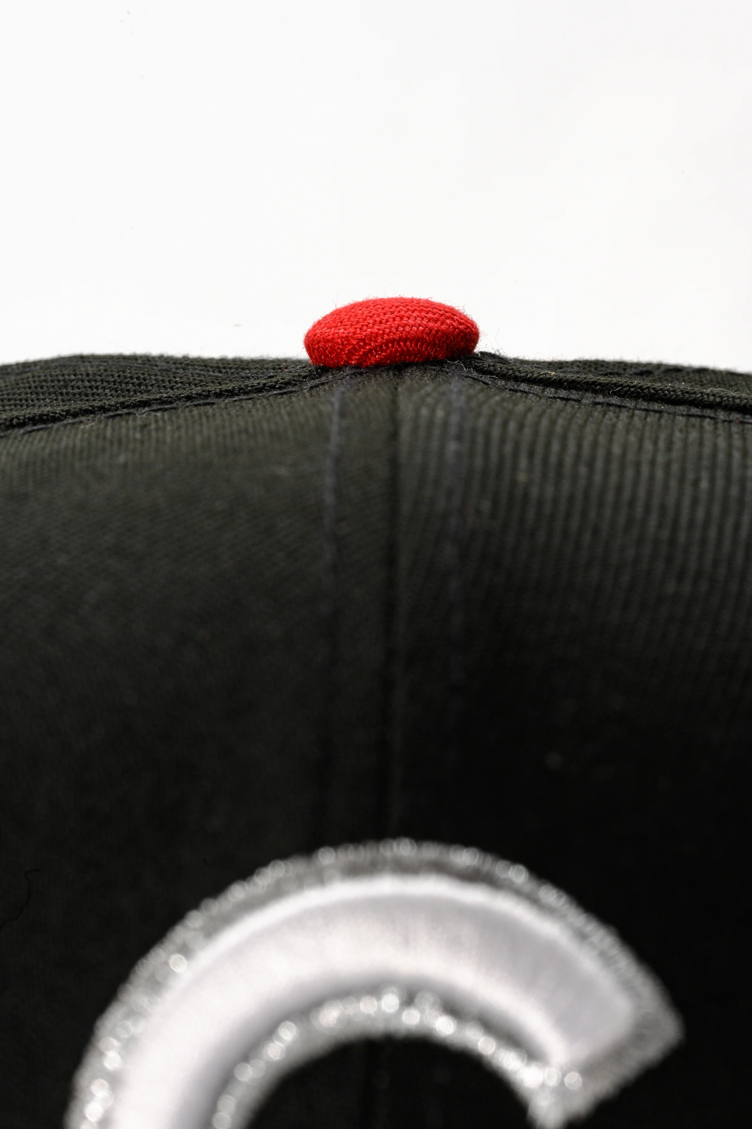 NEW ERA "CHROME" CHICAGO CUBS FITTED HAT (BLACK) - Image 4