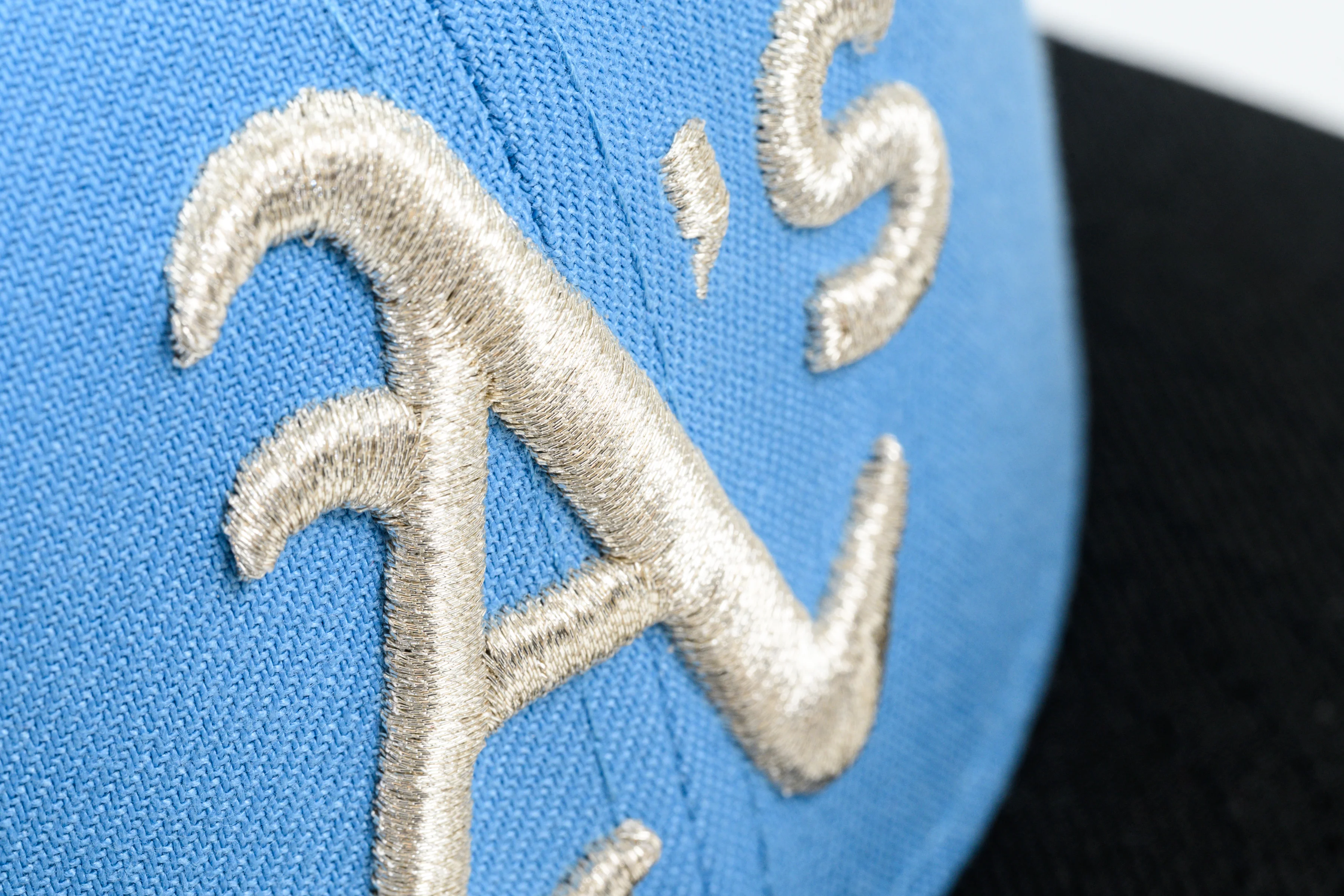 NEW ERA "CIRCUS” OAKLAND ATHLETICS FITTED HAT (SKY BLUE/BLACK/RED) - Image 9