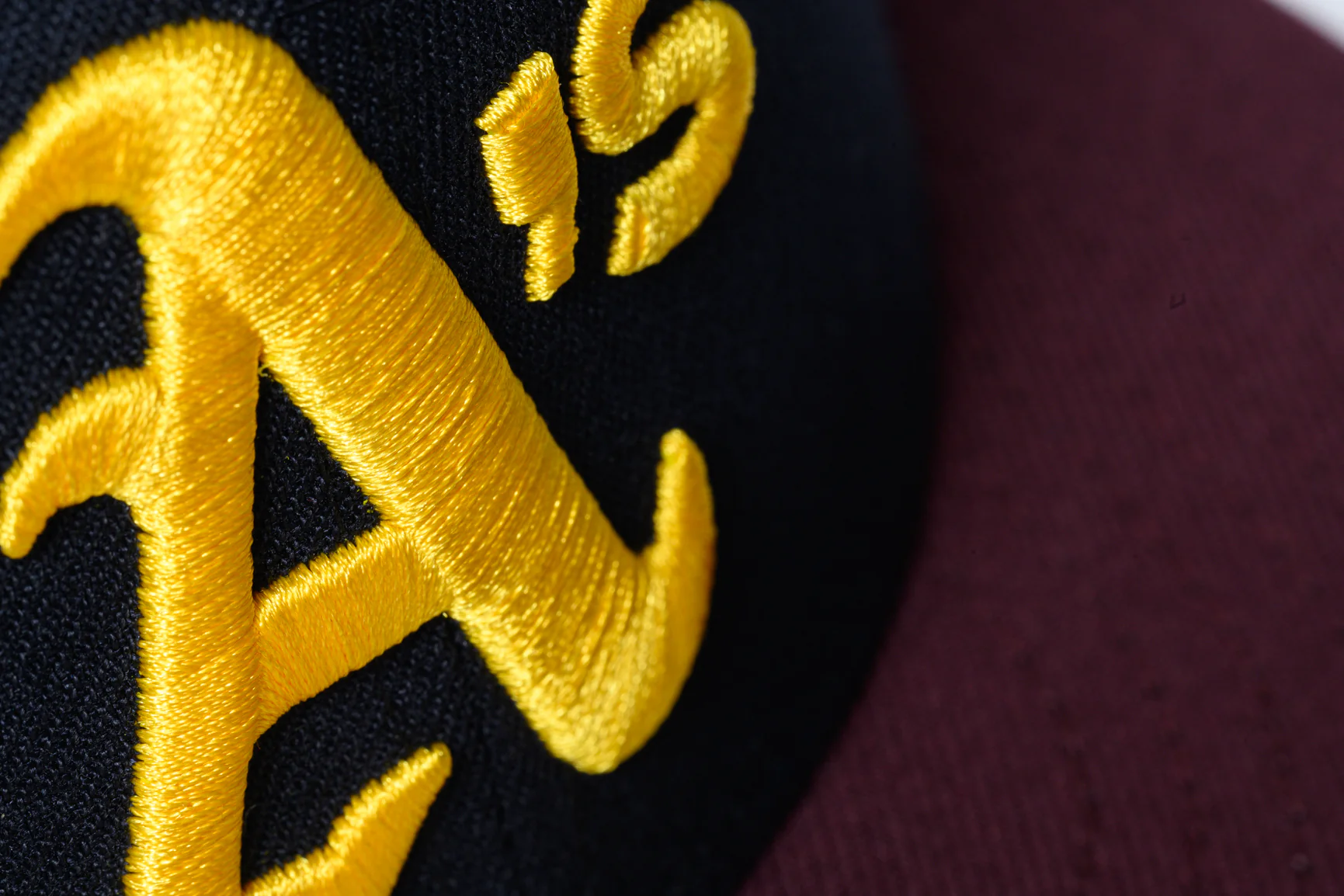 NEW ERA "CLUB ROOM" OAKLAND A'S FITTED HAT (NAVY/MAROON/DARK GREEN) - Image 6