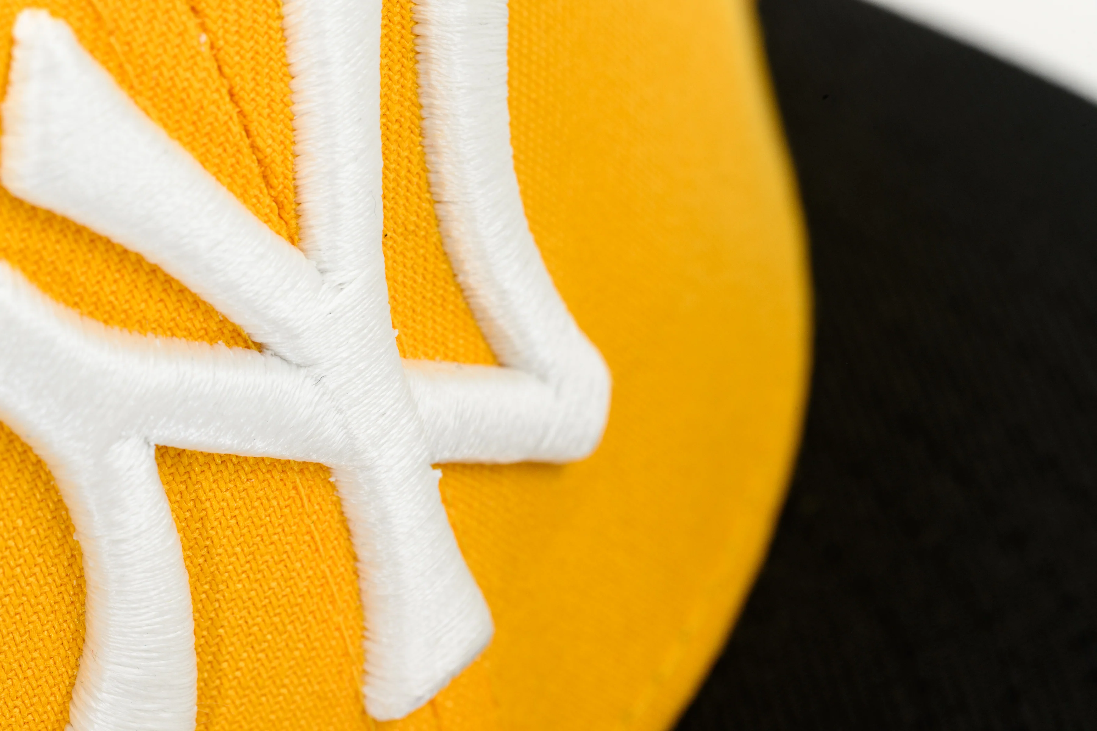 NEW ERA "SUMMERTIME SHOOTOUT” NEW YORK YANKEES FITTED HAT (YELLOW/BLACK/RED) - Image 13