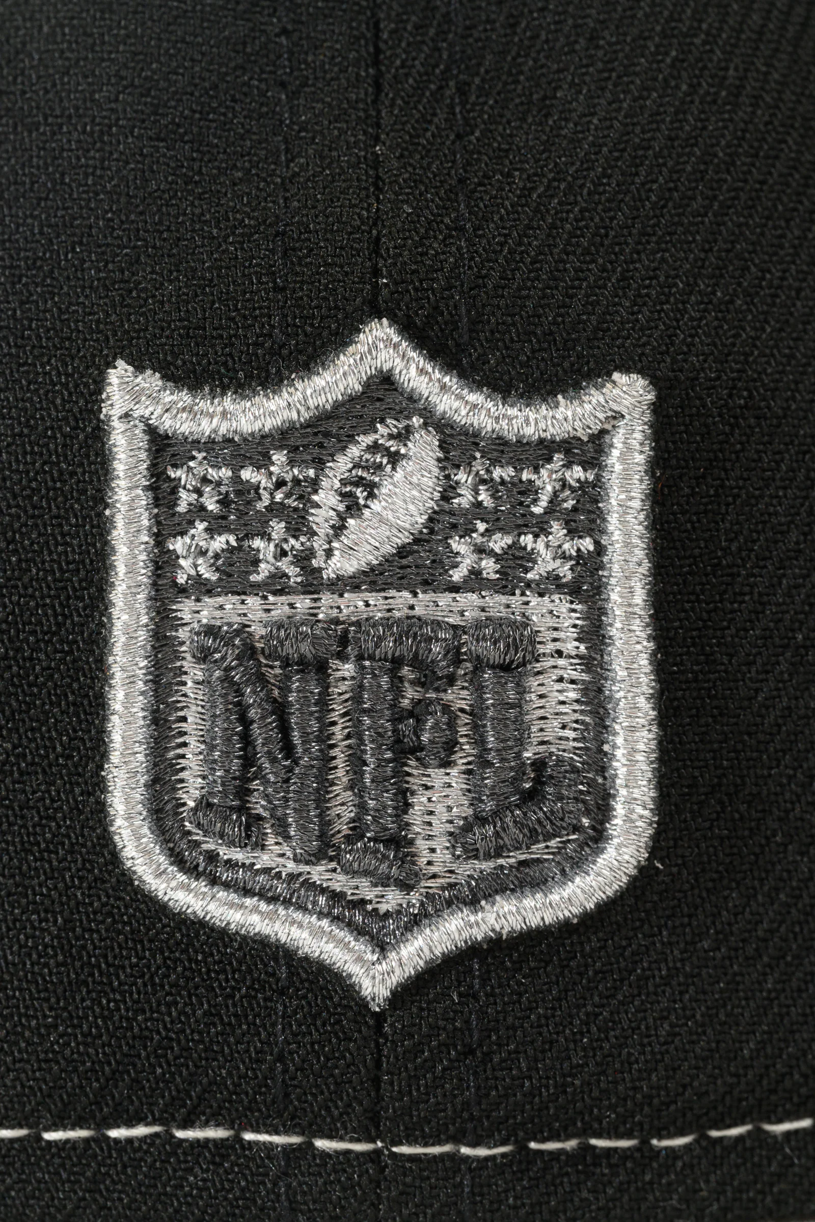NEW ERA "COLOR BLOCK" LAS VEGAS RAIDERS FITTED HAT (BLACK/CHROME) - Image 2