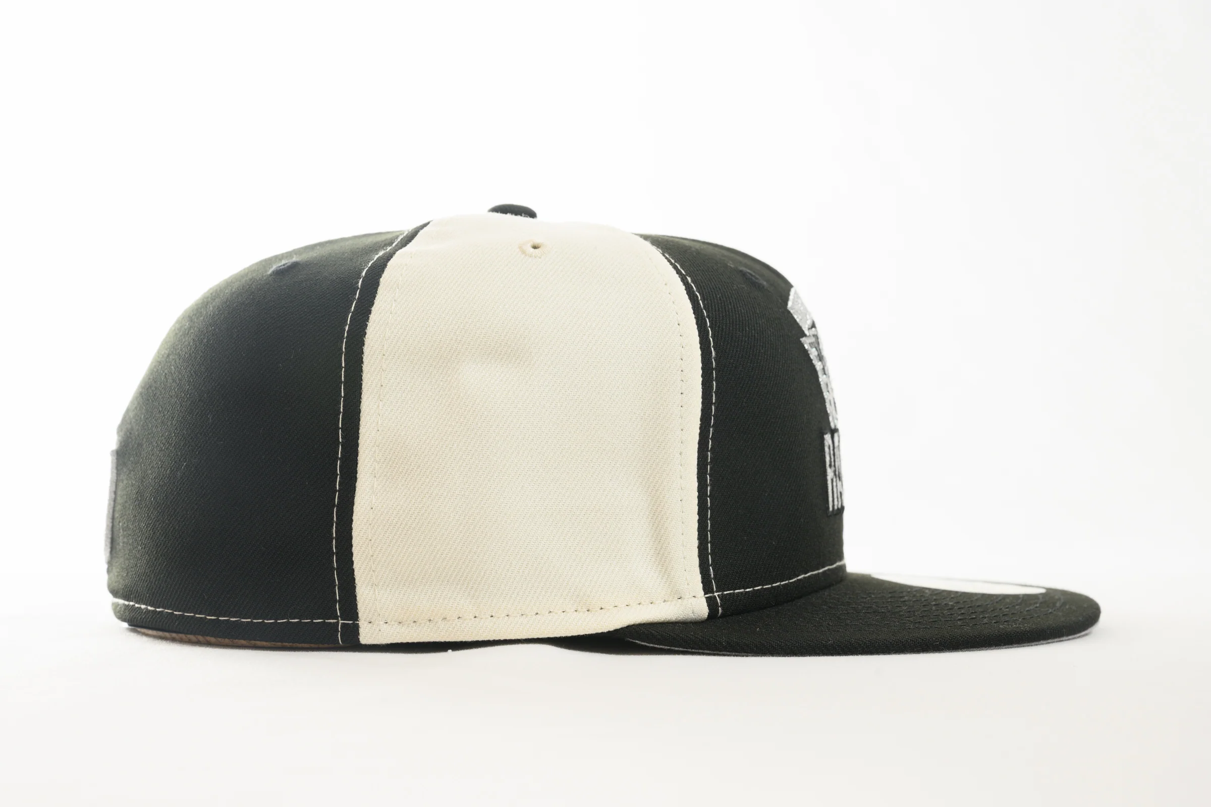 NEW ERA "COLOR BLOCK" LAS VEGAS RAIDERS FITTED HAT (BLACK/CHROME) - Image 4