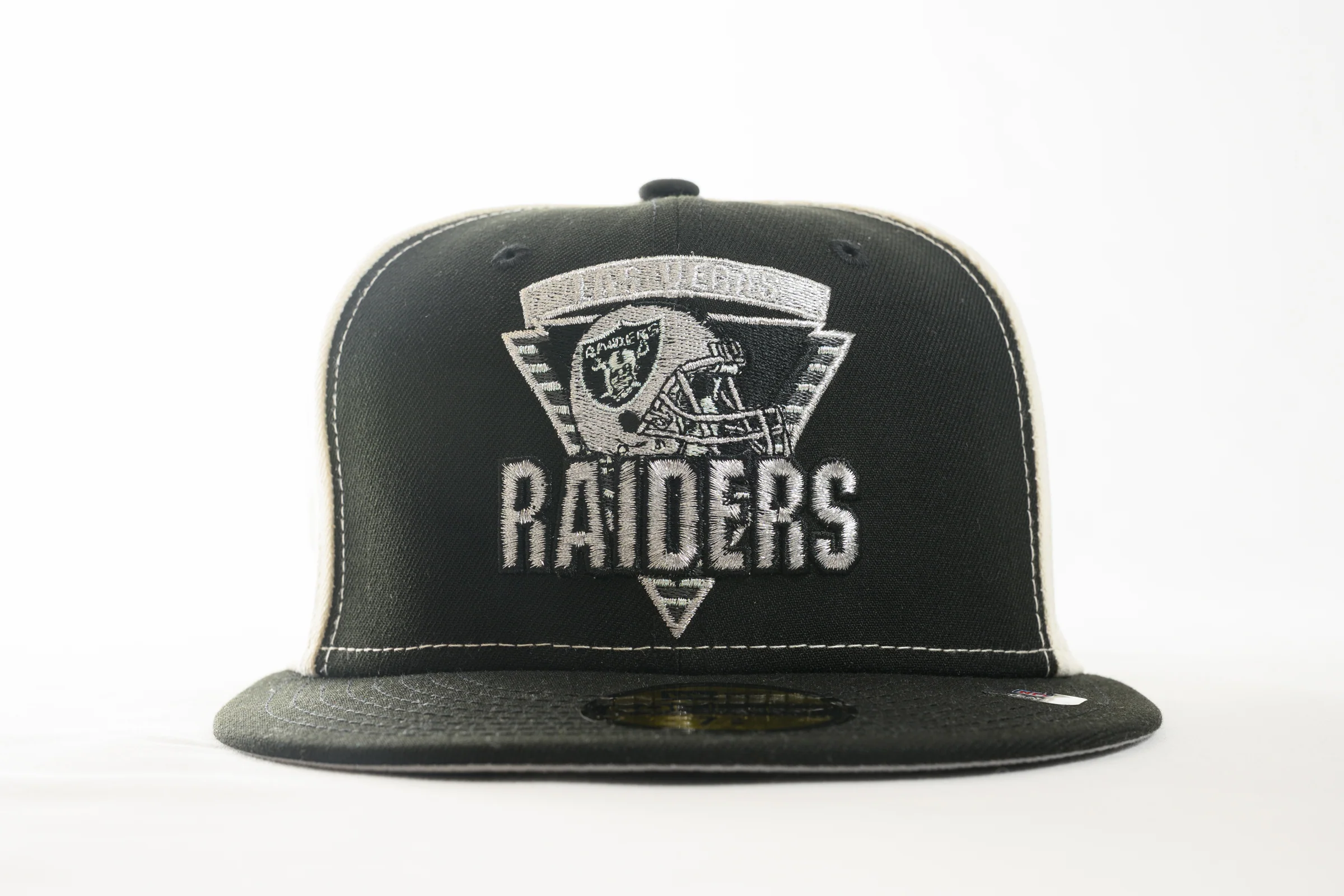 NEW ERA "COLOR BLOCK" LAS VEGAS RAIDERS FITTED HAT (BLACK/CHROME) - Image 5