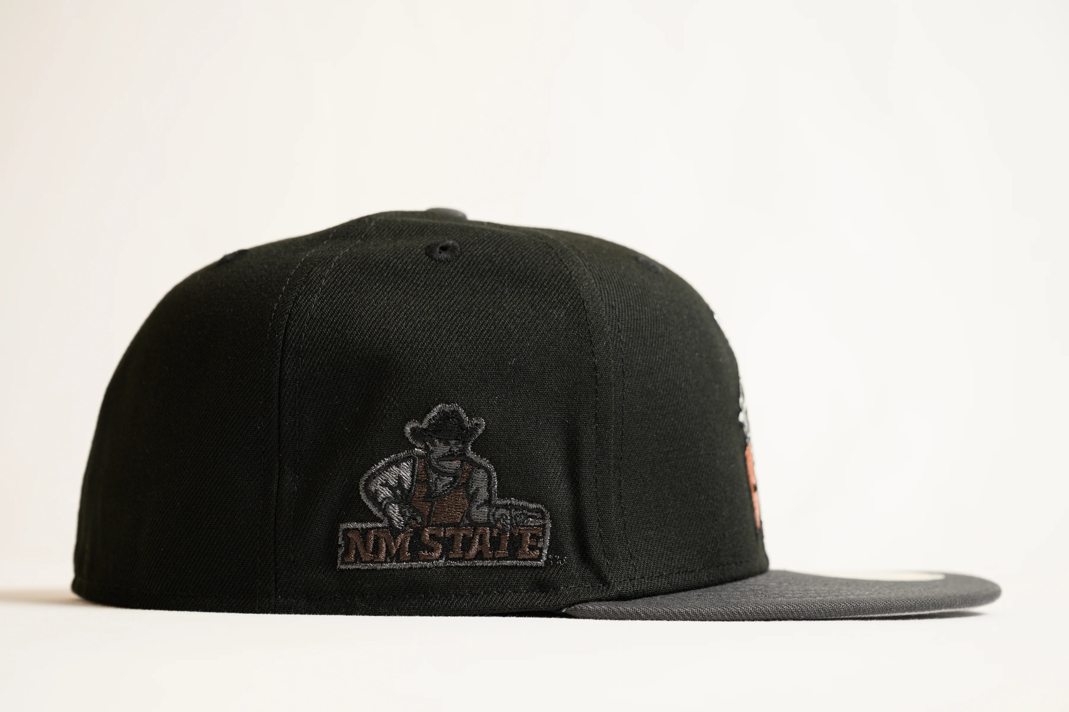 NEW ERA "DEADWOOD" NEW MEXICO AGGIES FITTED HAT (BLACK/DARK GRAPHITE) - Image 8