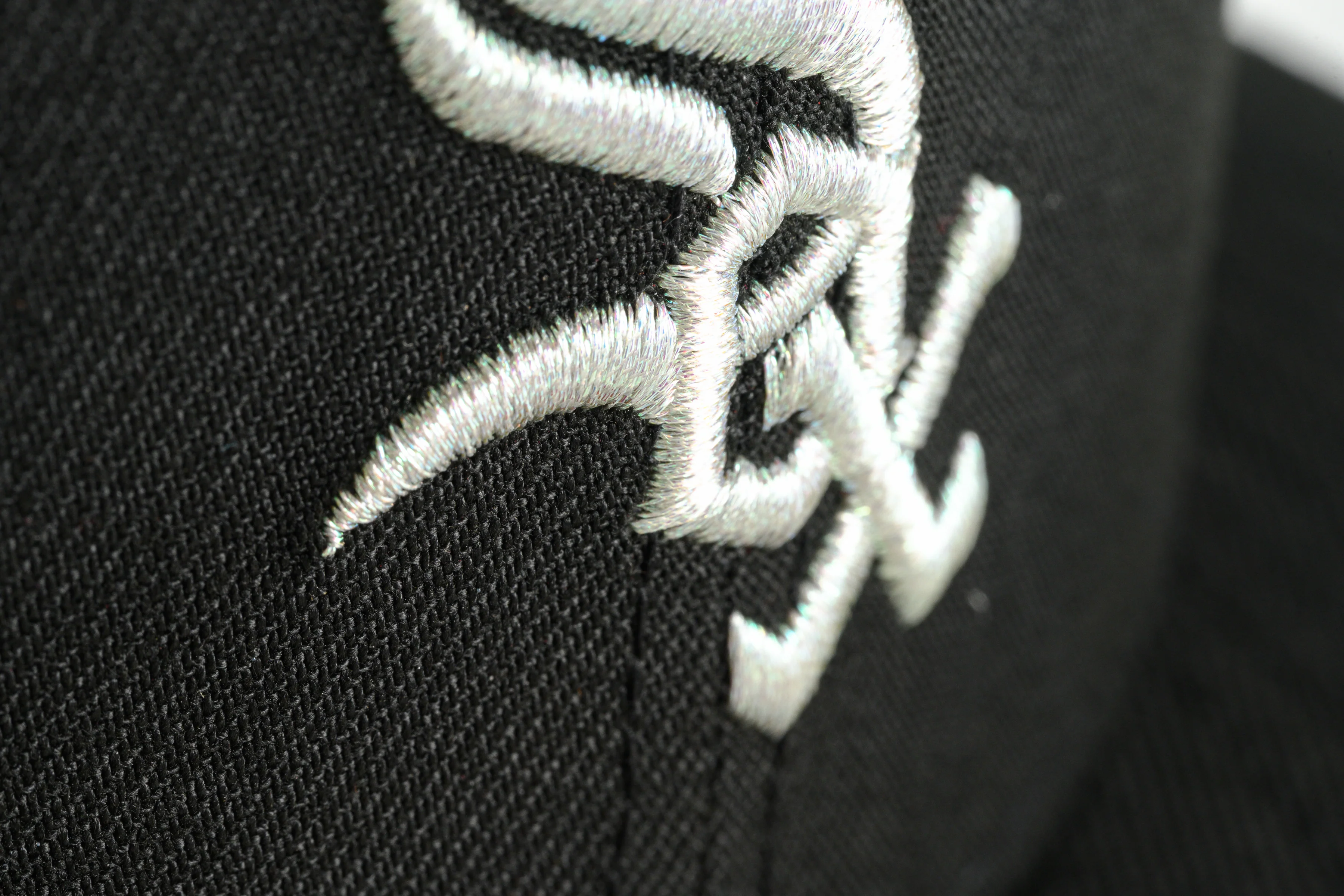 NEW ERA "DELUXE" CHICAGO WHITESOX FITTED HAT (BLACK/METALLIC IRIS) - Image 5
