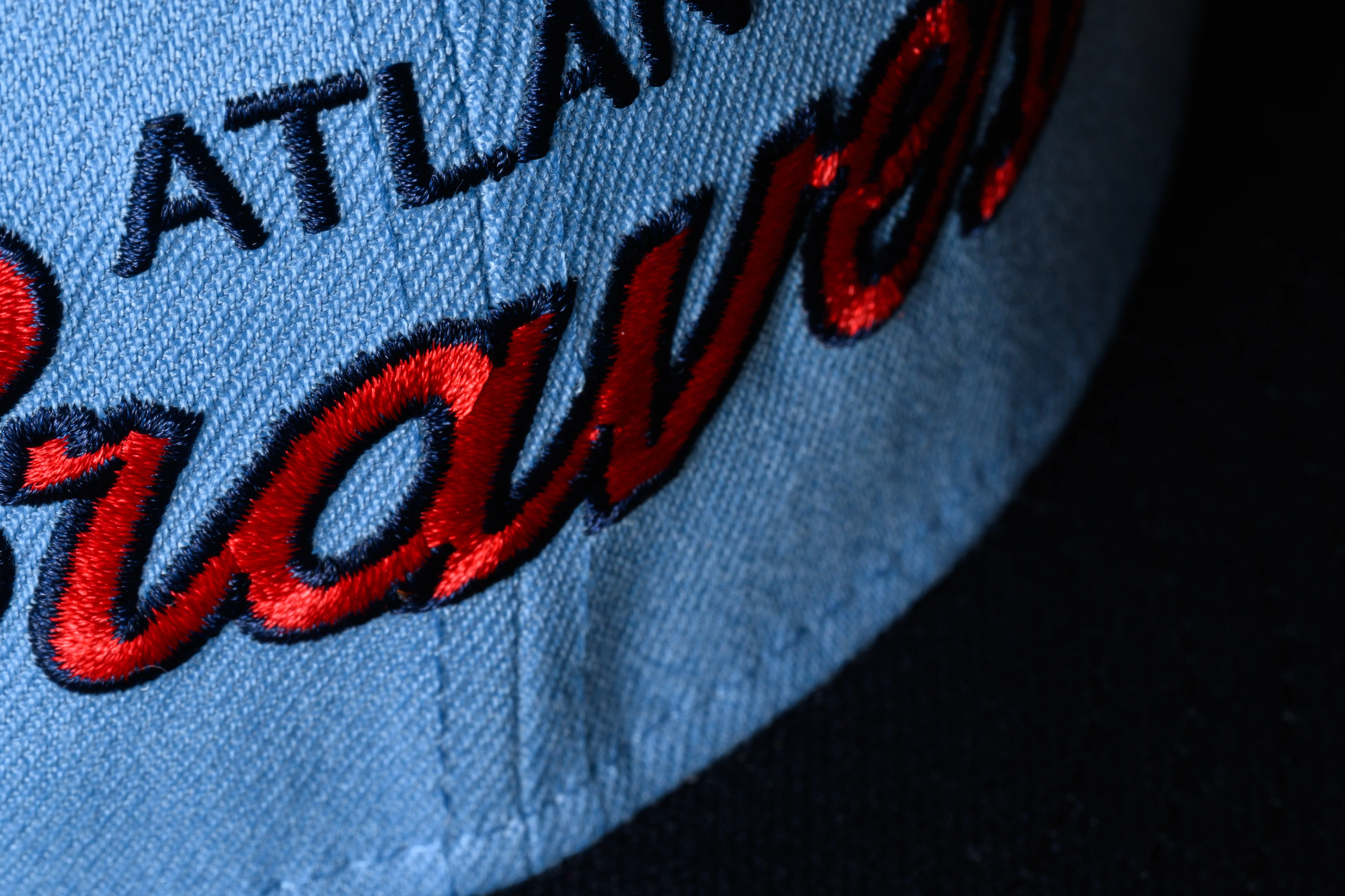 NEW ERA "FREAKNIK" ATLANTA BRAVES FITTED HAT (SONGBIRD BLUE/NAVY) - Image 4