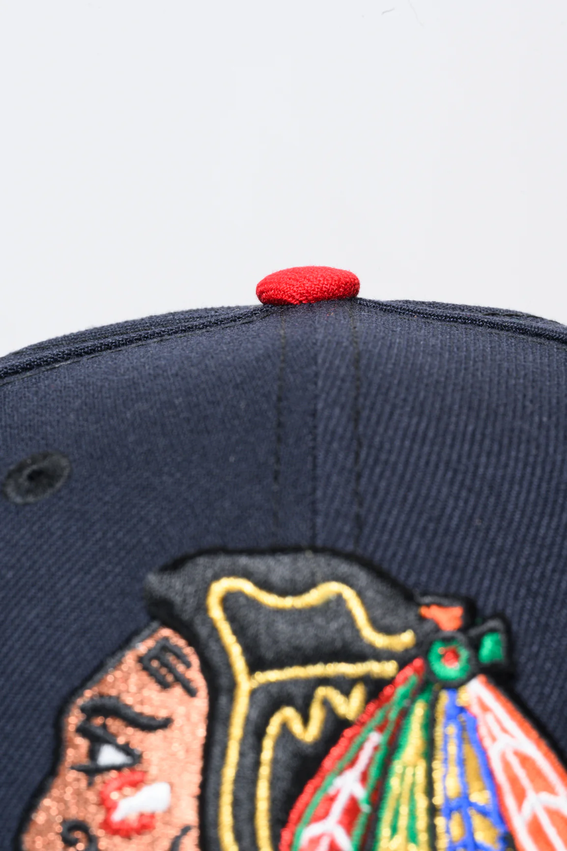 NEW ERA "HEAD HUNTER" CHICAGO BLACKHAWKS FITTED HAT (NAVY/BLACK) - Image 4