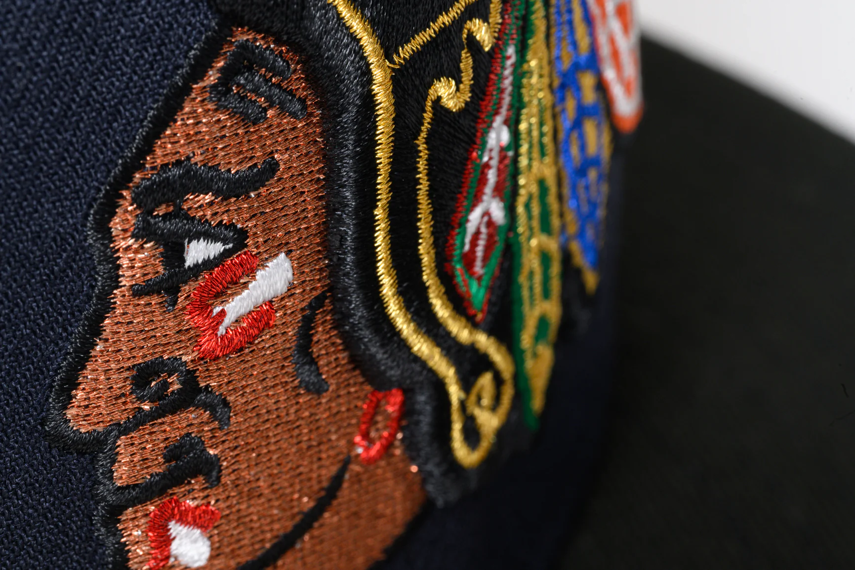 NEW ERA "HEAD HUNTER" CHICAGO BLACKHAWKS FITTED HAT (NAVY/BLACK) - Image 6