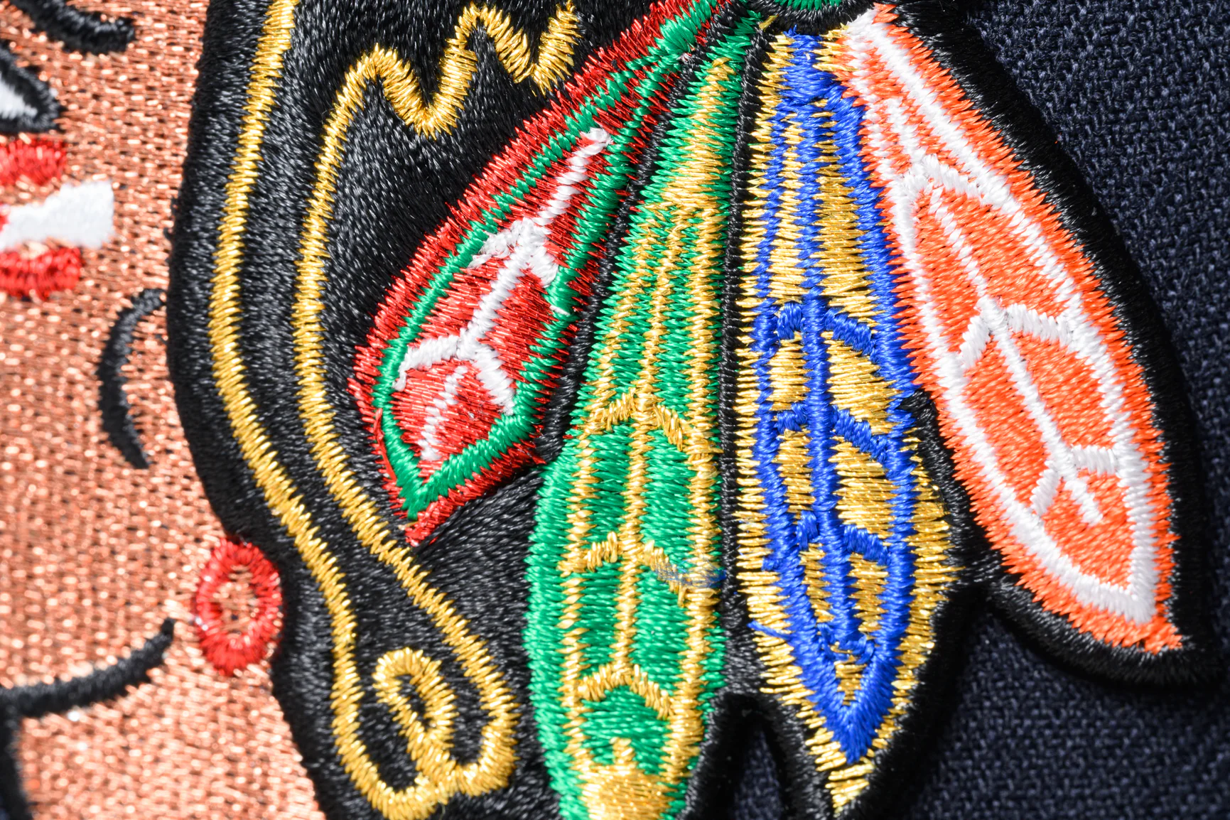 NEW ERA "HEAD HUNTER" CHICAGO BLACKHAWKS FITTED HAT (NAVY/BLACK) - Image 7