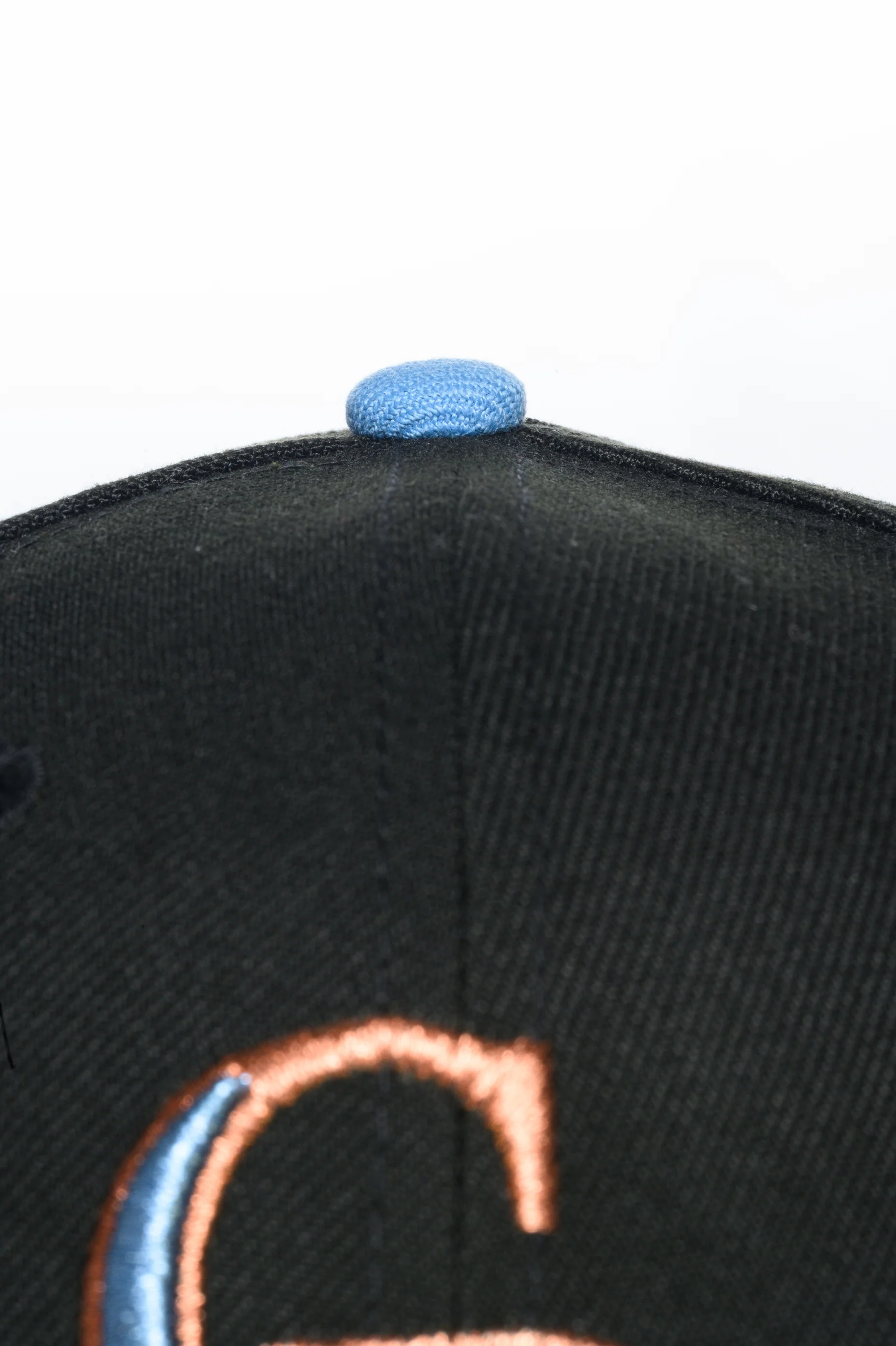 NEW ERA "ICE ROAD" COLORADO ROCKIES FITTED HAT (BLACK/ SONGBIRD BLUE) - Image 4