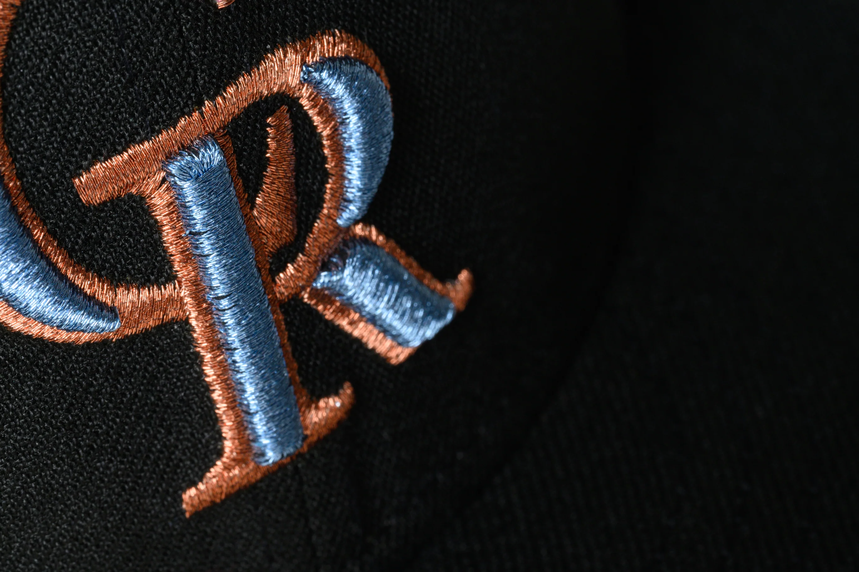 NEW ERA "ICE ROAD" COLORADO ROCKIES FITTED HAT (BLACK/ SONGBIRD BLUE) - Image 6