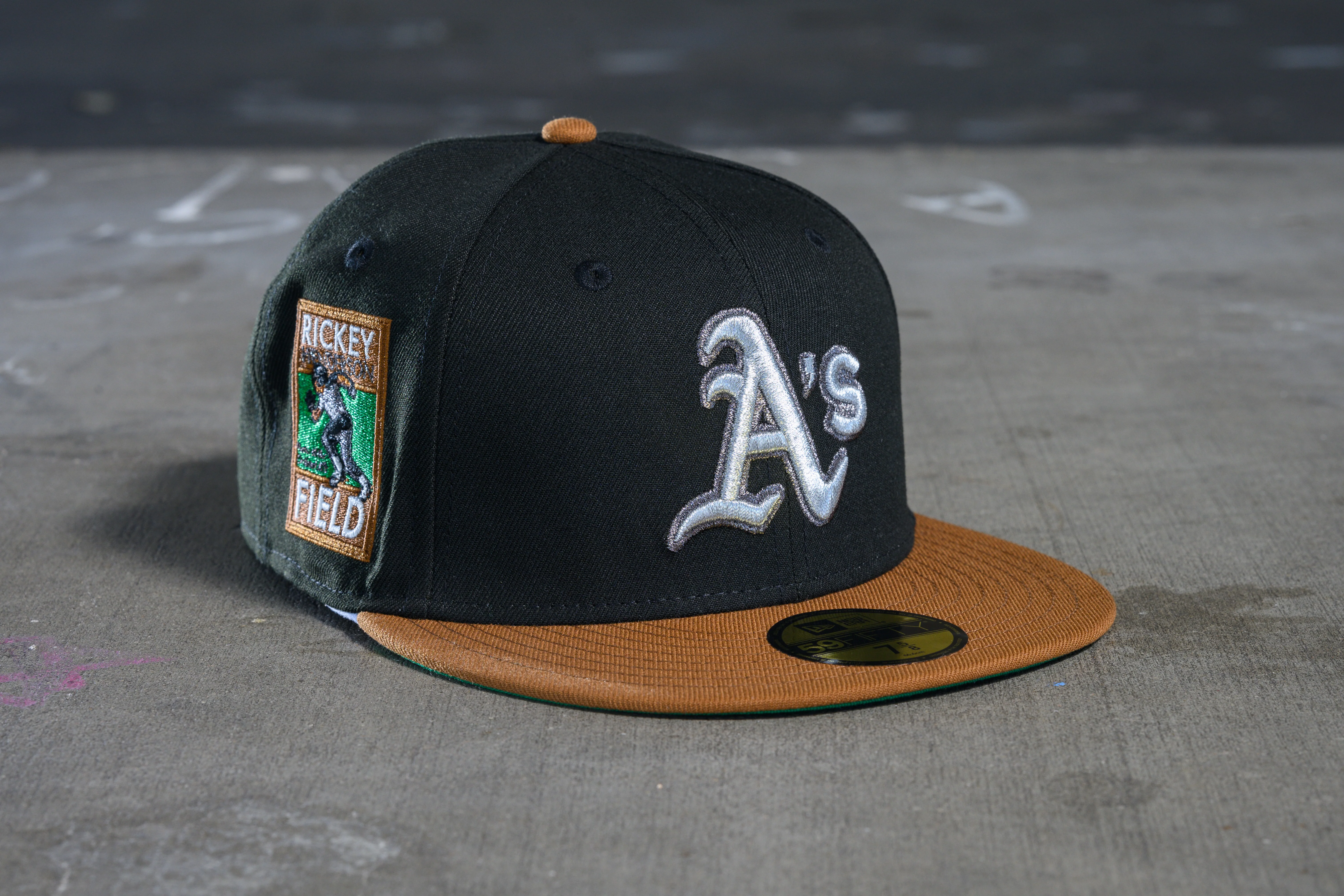 NEW ERA "OAKLAND INFIELD" OAKLAND A'S FITTED HAT (BLACK/TOASTED PEANUT)