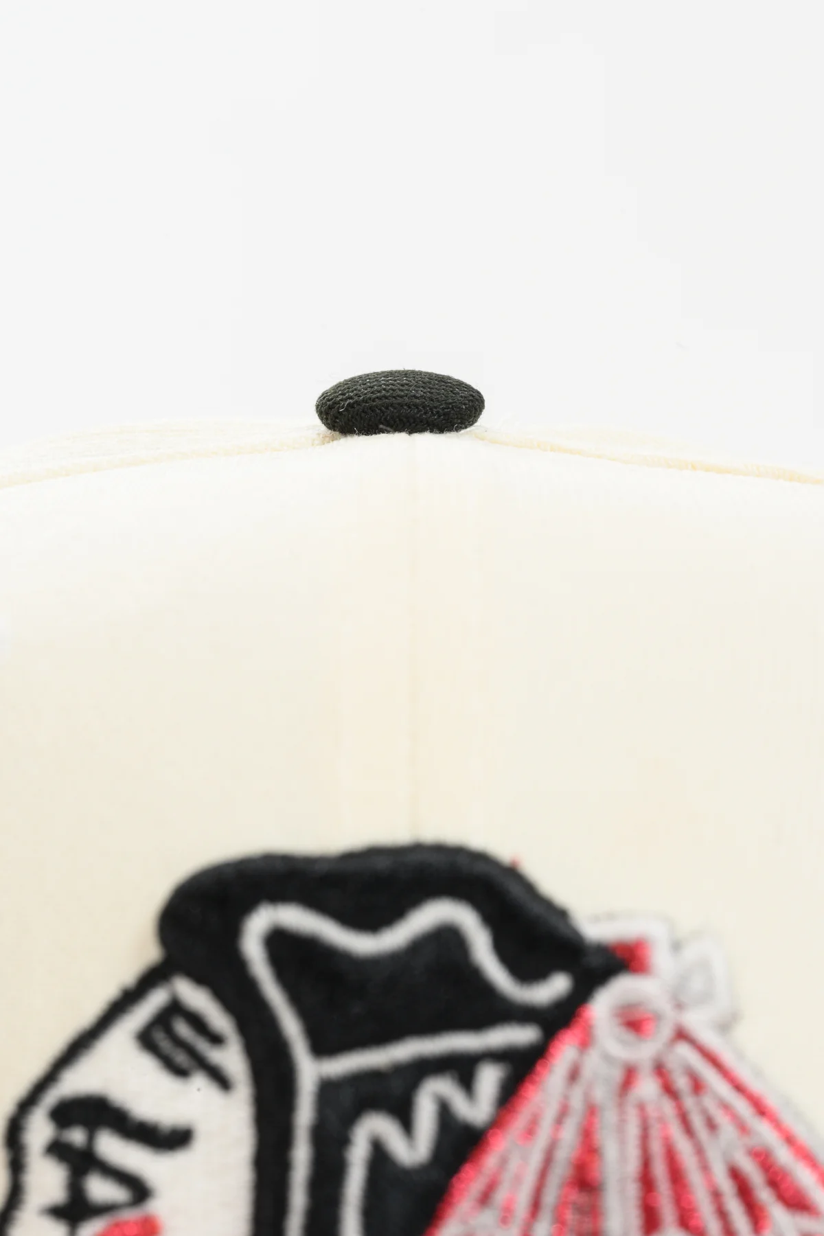 NEW ERA "KABUKI" CHICAGO BLACKHAWKS FITTED HAT (CHROME/RED/BLACK) - Image 5