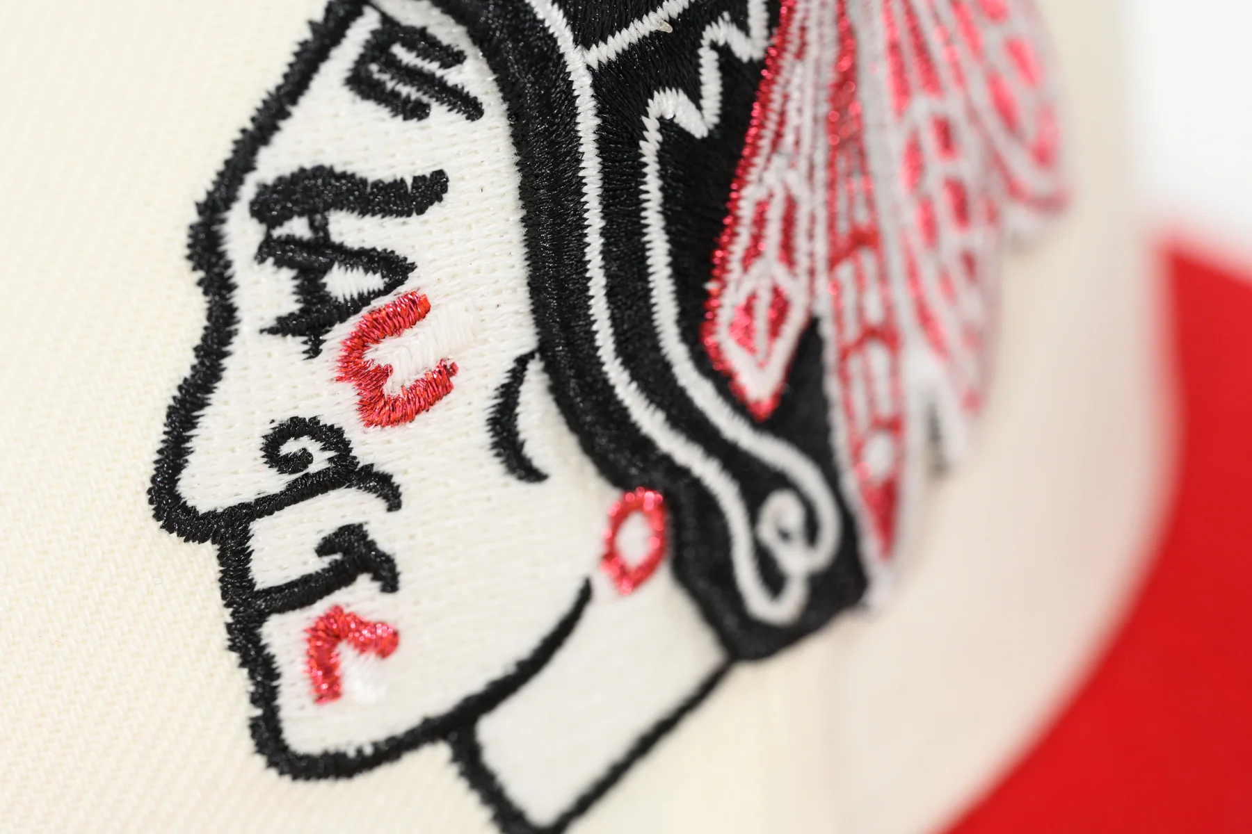 NEW ERA "KABUKI" CHICAGO BLACKHAWKS FITTED HAT (CHROME/RED/BLACK) - Image 7