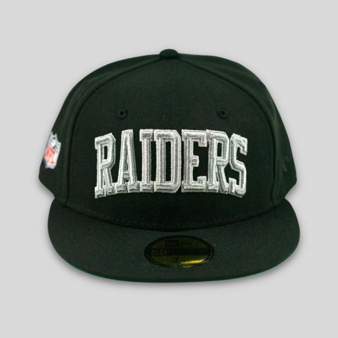 NEW ERA "LOOTERS" LAS VEGAS RAIDERS FITTED HAT (BLACK/METALLIC SILVER) - SIZE 7 3/8 - Image 2