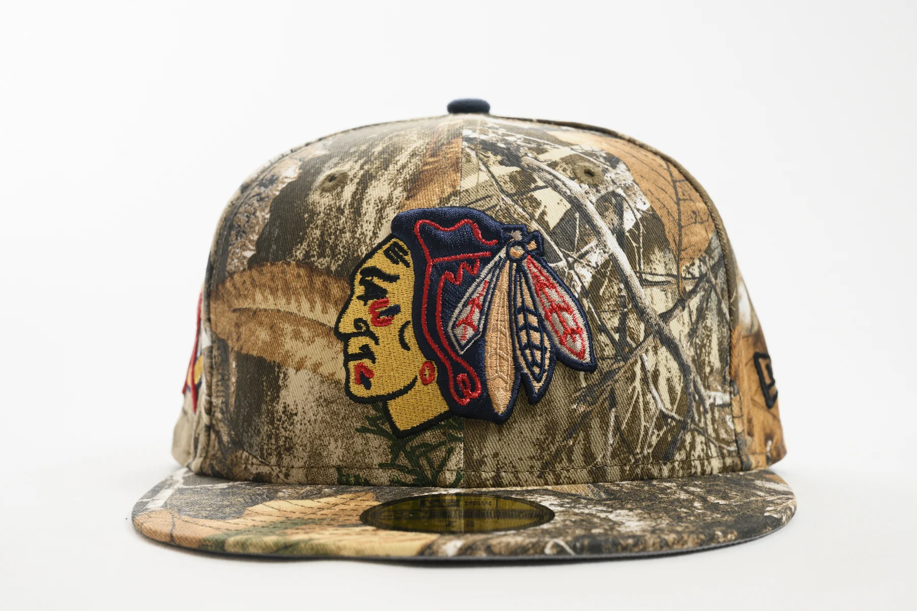 NEW ERA "MOWGLI" BLACK HAWKS FITTED HAT (REAL TREE/NAVY) - Image 7