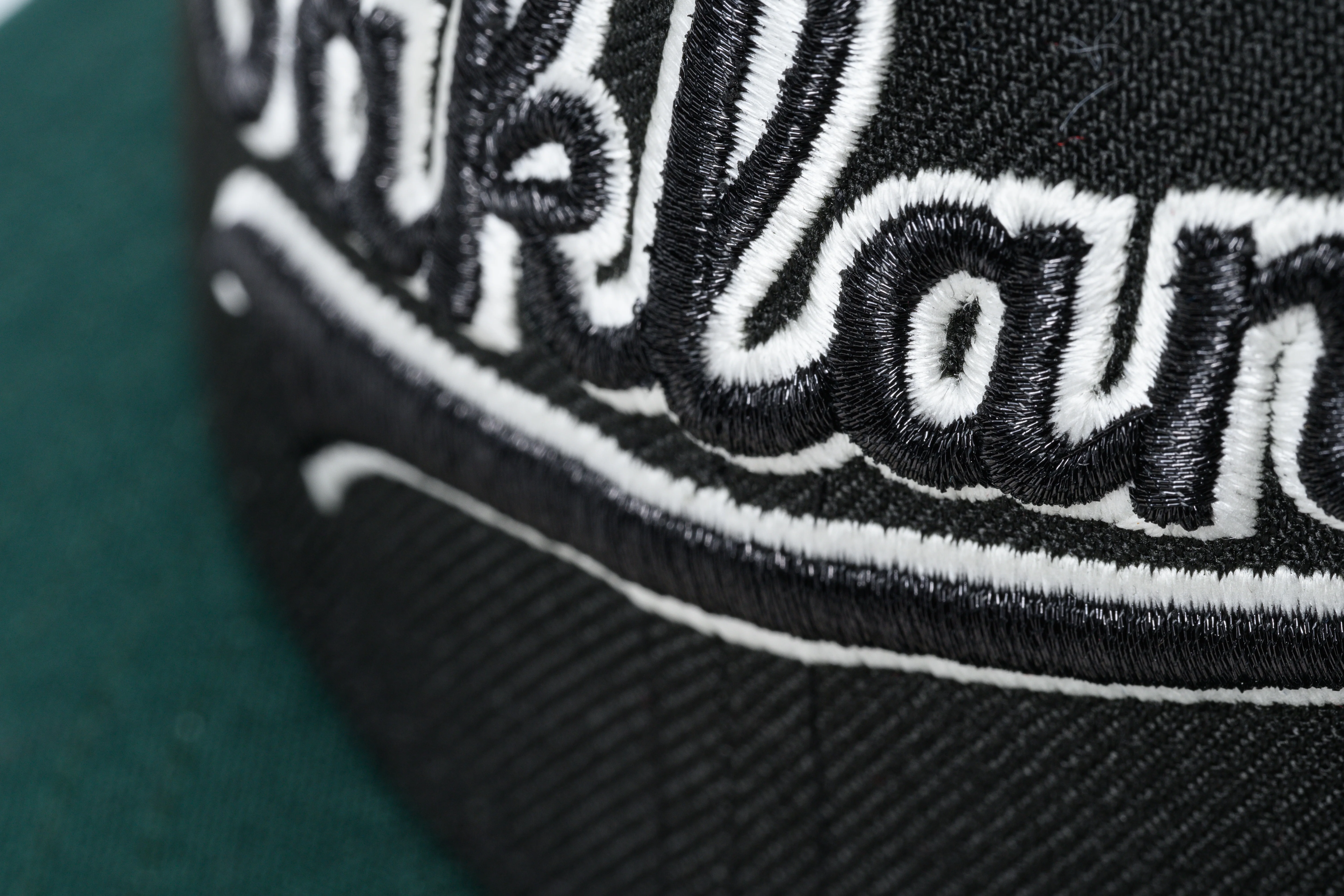 NEW ERA "OAKLAND BLACKOUTS" OAKLAND ATHLETICS FITTED HAT (BLACK/DARK GREEN/GOLD) - Image 6
