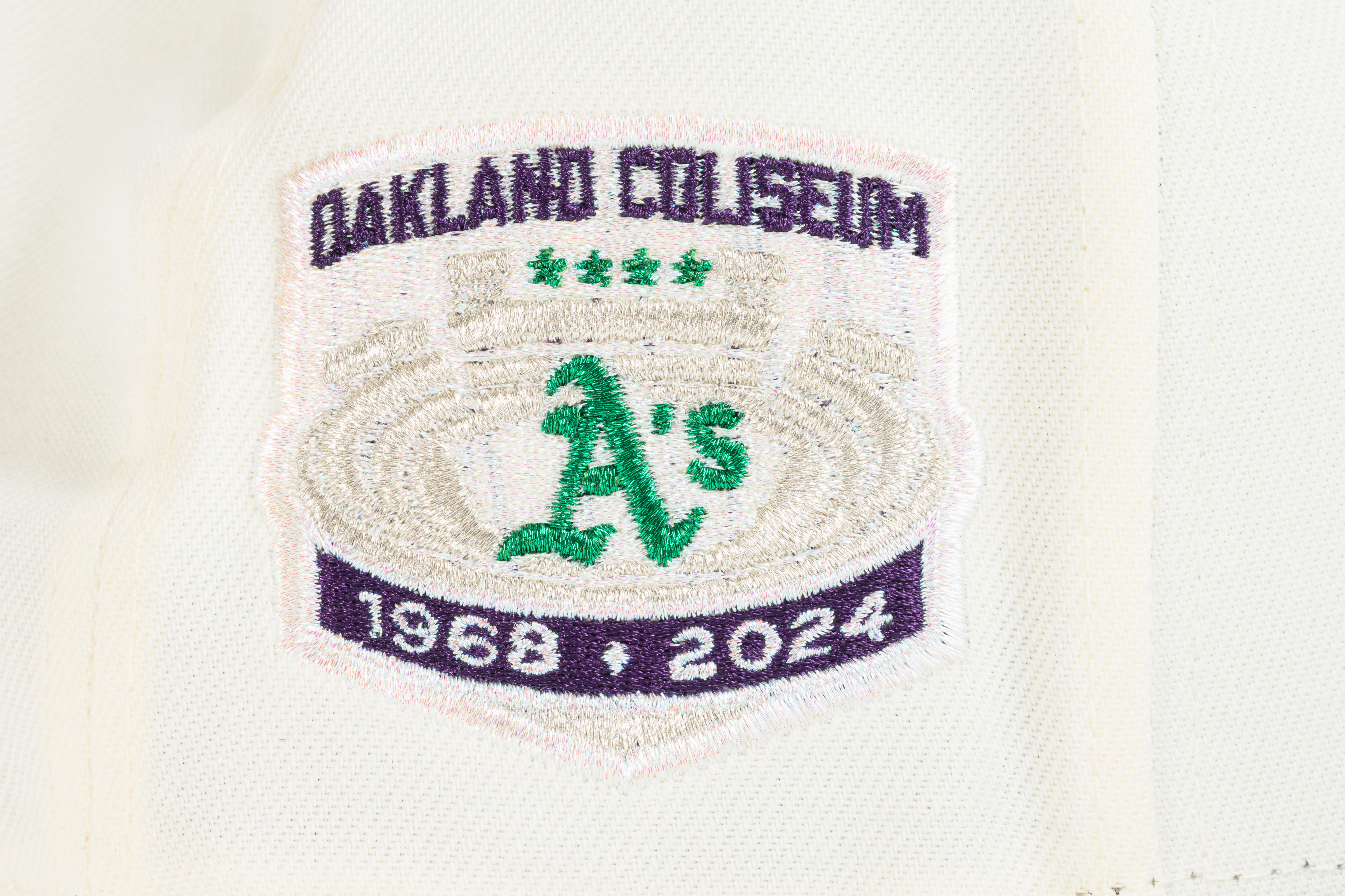 NEW ERA "OCBC / PURPLE FLOWERS" OAKLAND A'S FITTED HAT (CHROME/DARK GREEN) - Image 4