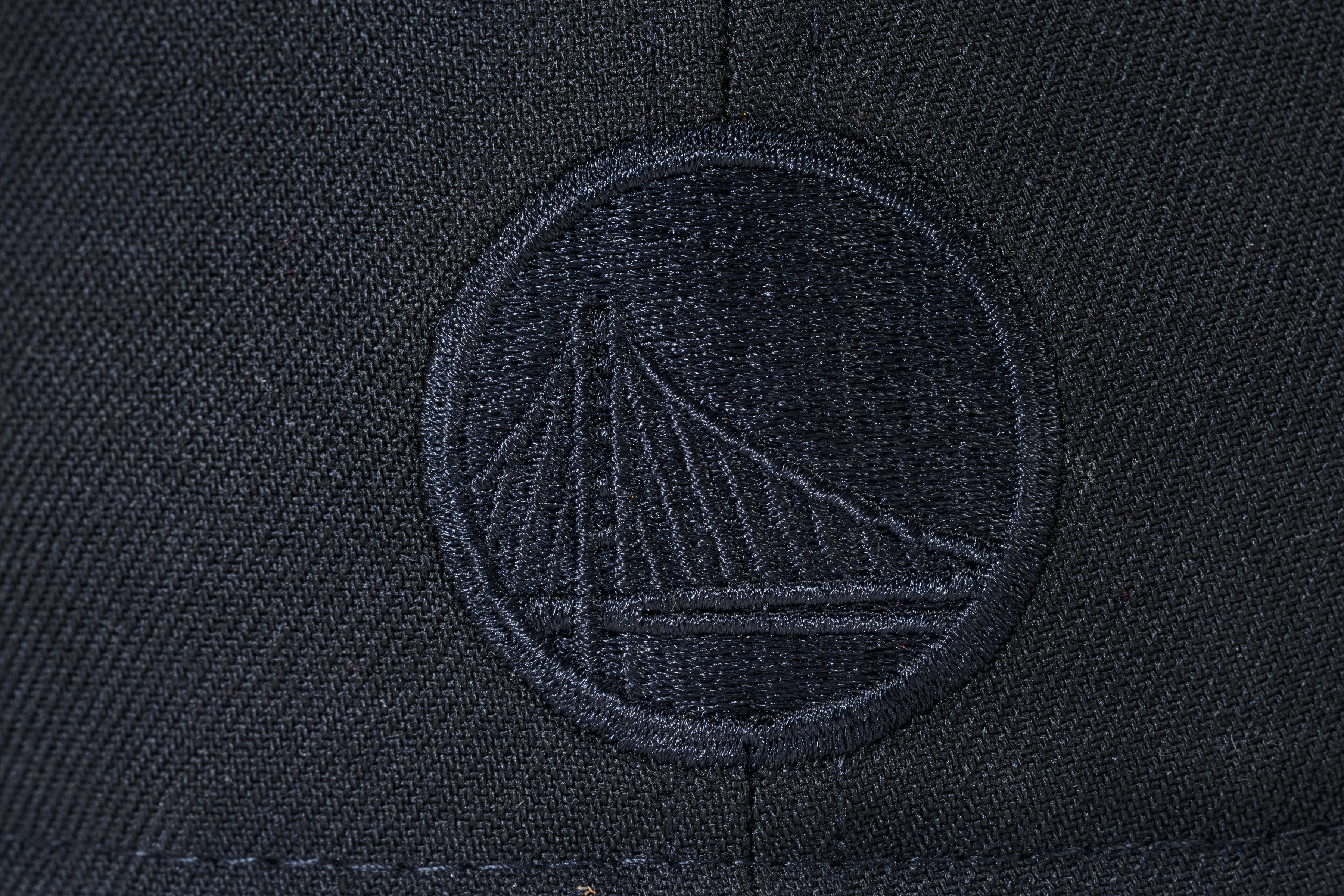 NEW ERA "OLD MONEY 2.0" GOLDEN STATE WARRIORS FITTED HAT (BLACK/ROYAL BLUE) - Image 3
