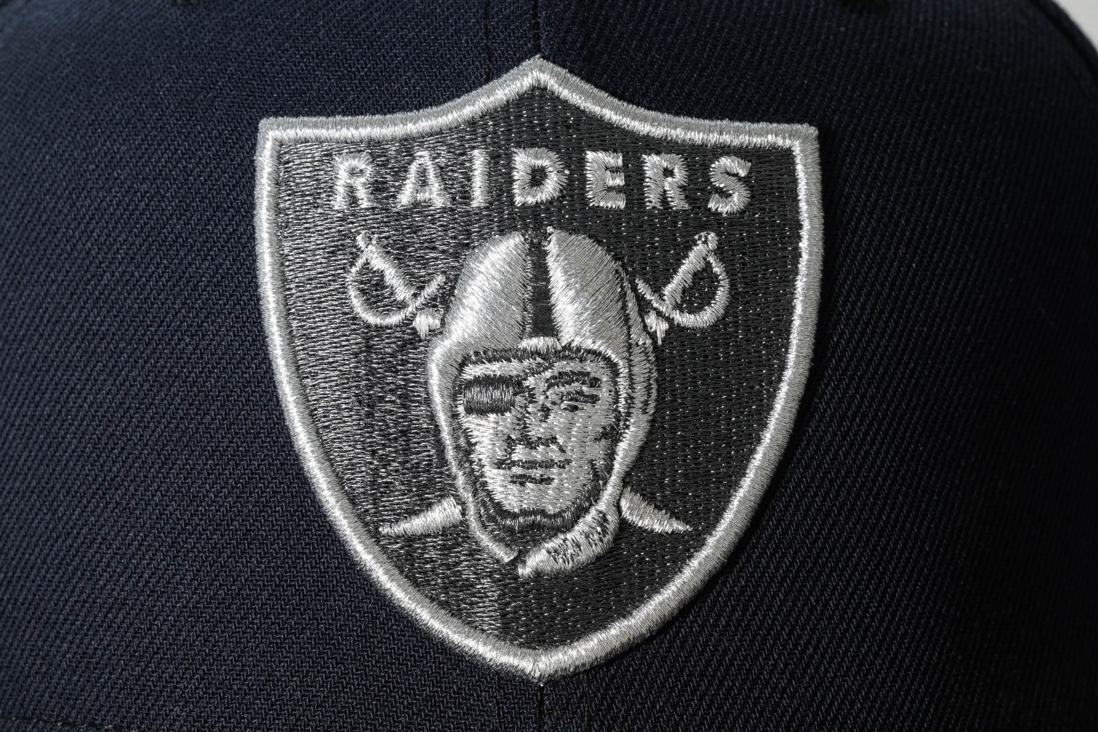 NEW ERA “TUNNEL VISION” LAS VEGAS RAIDERS FITTED HAT (NAVY/BLACK/ORANGE) - Image 6