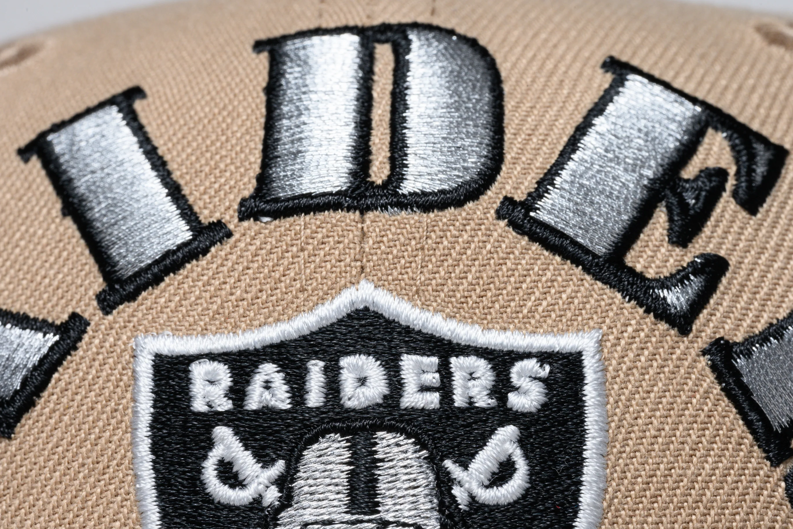 NEW ERA "RAIDERS ICY" LAS VEGAS RAIDERS FITTED HAT (KHAKI/BLACK) - Image 6