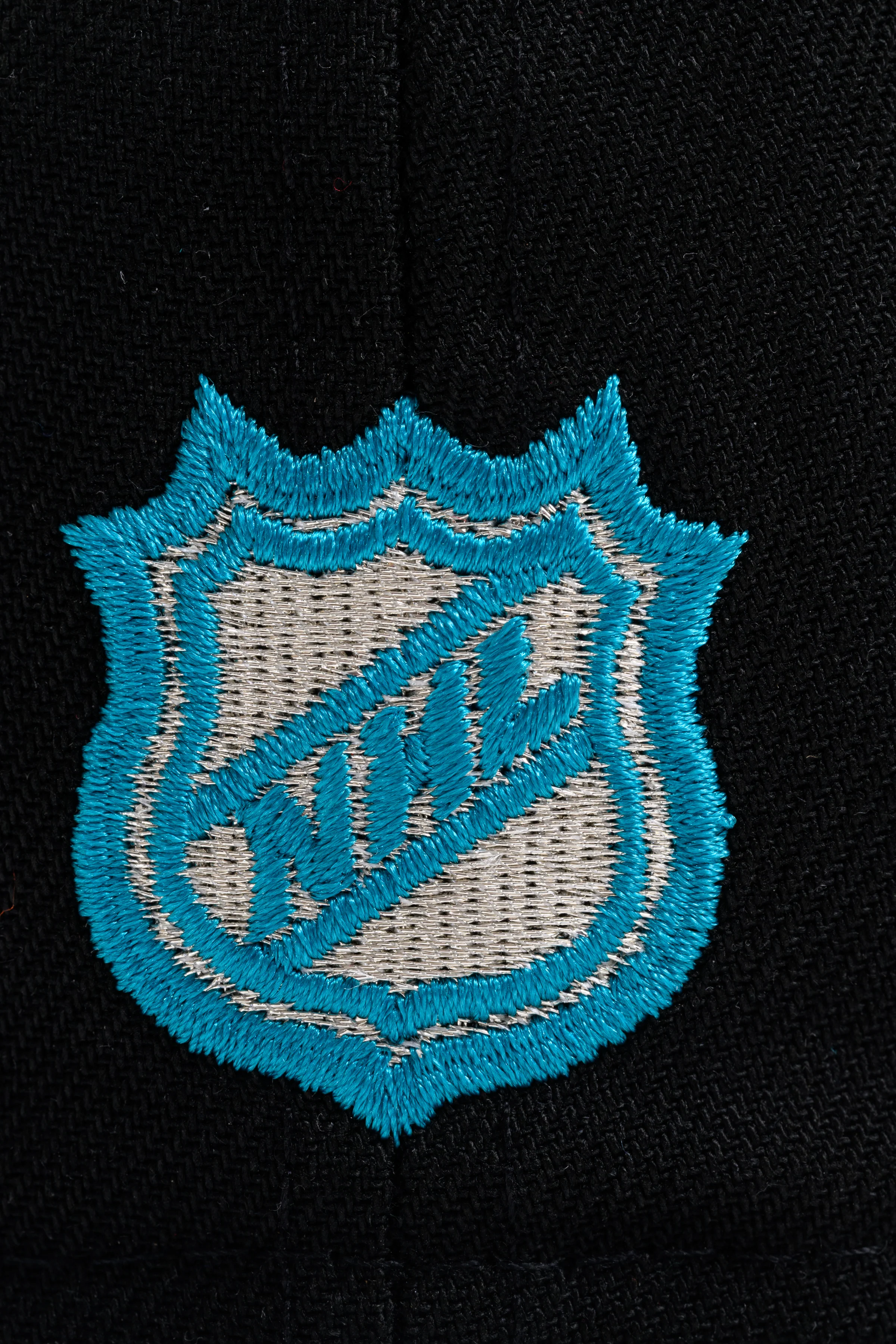 NEW ERA "REEF" SAN JOSE SHARKS FITTED HAT (BLACK/CHROME) - Image 3