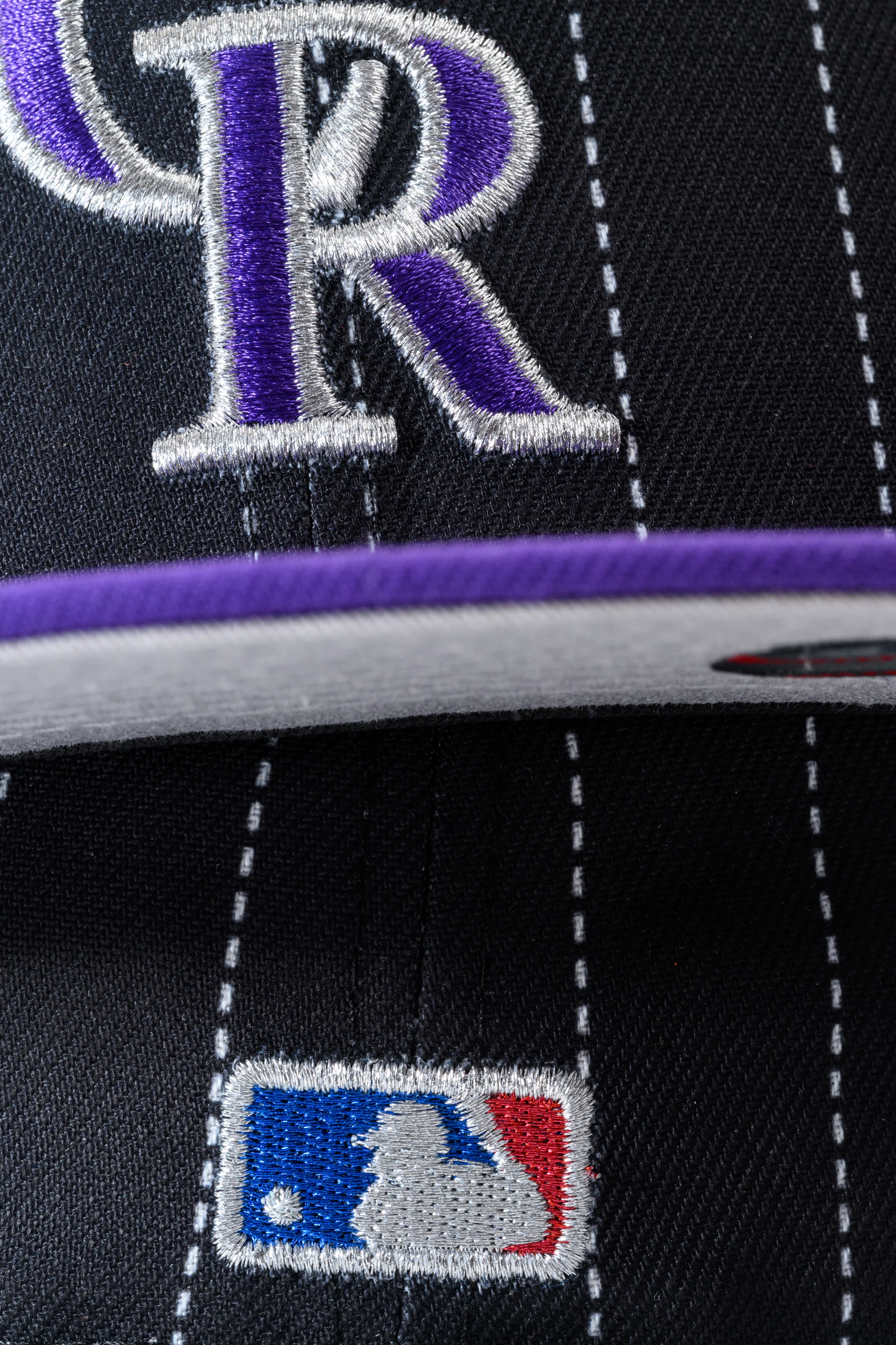 NEW ERA "RETRO PINSTRIPE" COLORADO ROCKIES FITTED HAT (PINSTRIPE BLACK/PURPLE)) - Image 6