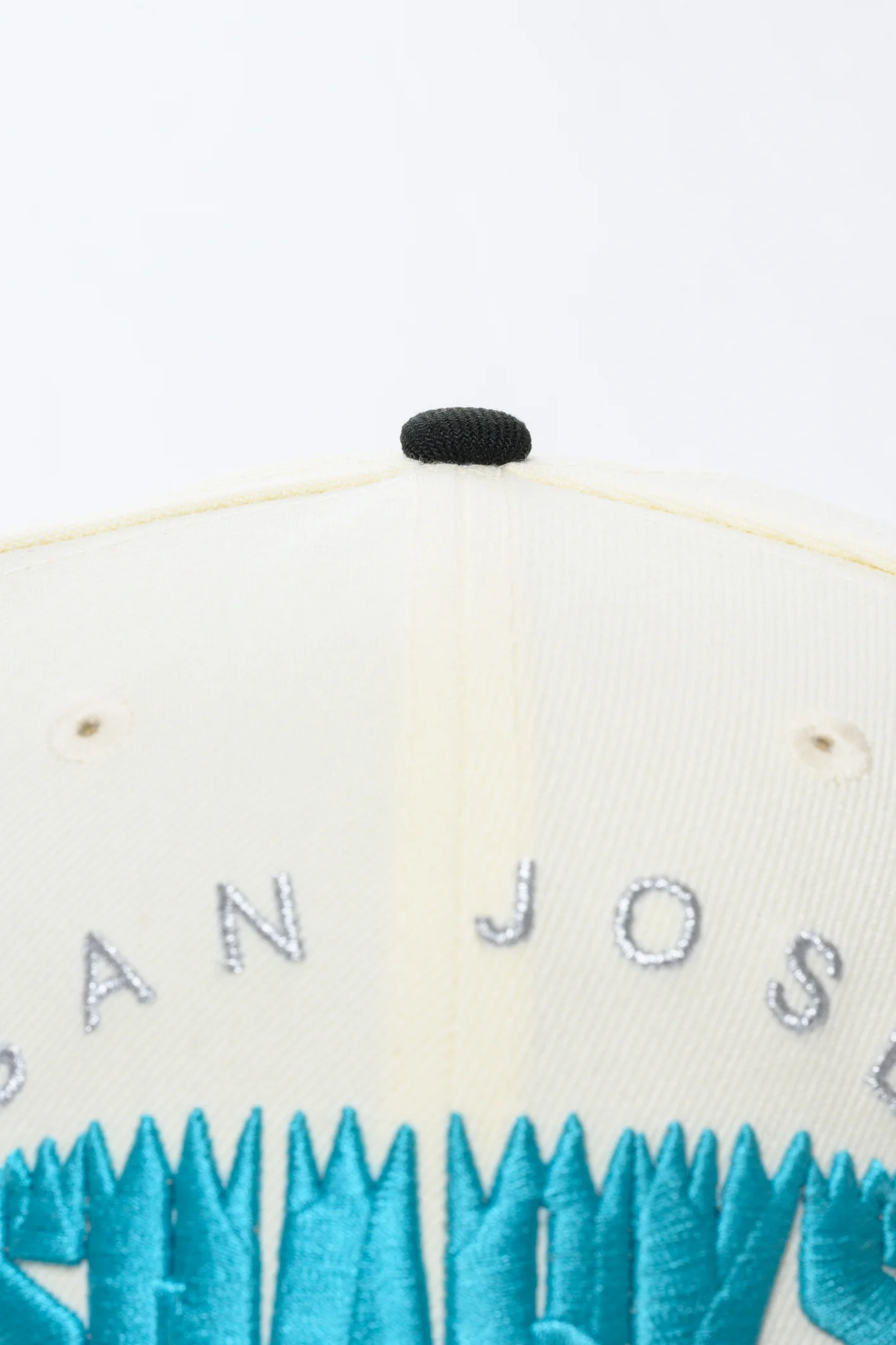 NEW ERA "SHARK BAIT" SAN JOSE SHARKS FITTED HAT (CHROME/BLACK) - Image 5