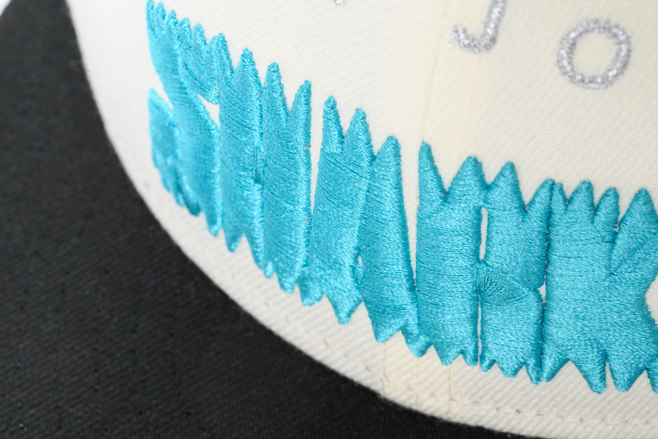 NEW ERA "SHARK BAIT" SAN JOSE SHARKS FITTED HAT (CHROME/BLACK) - Image 7