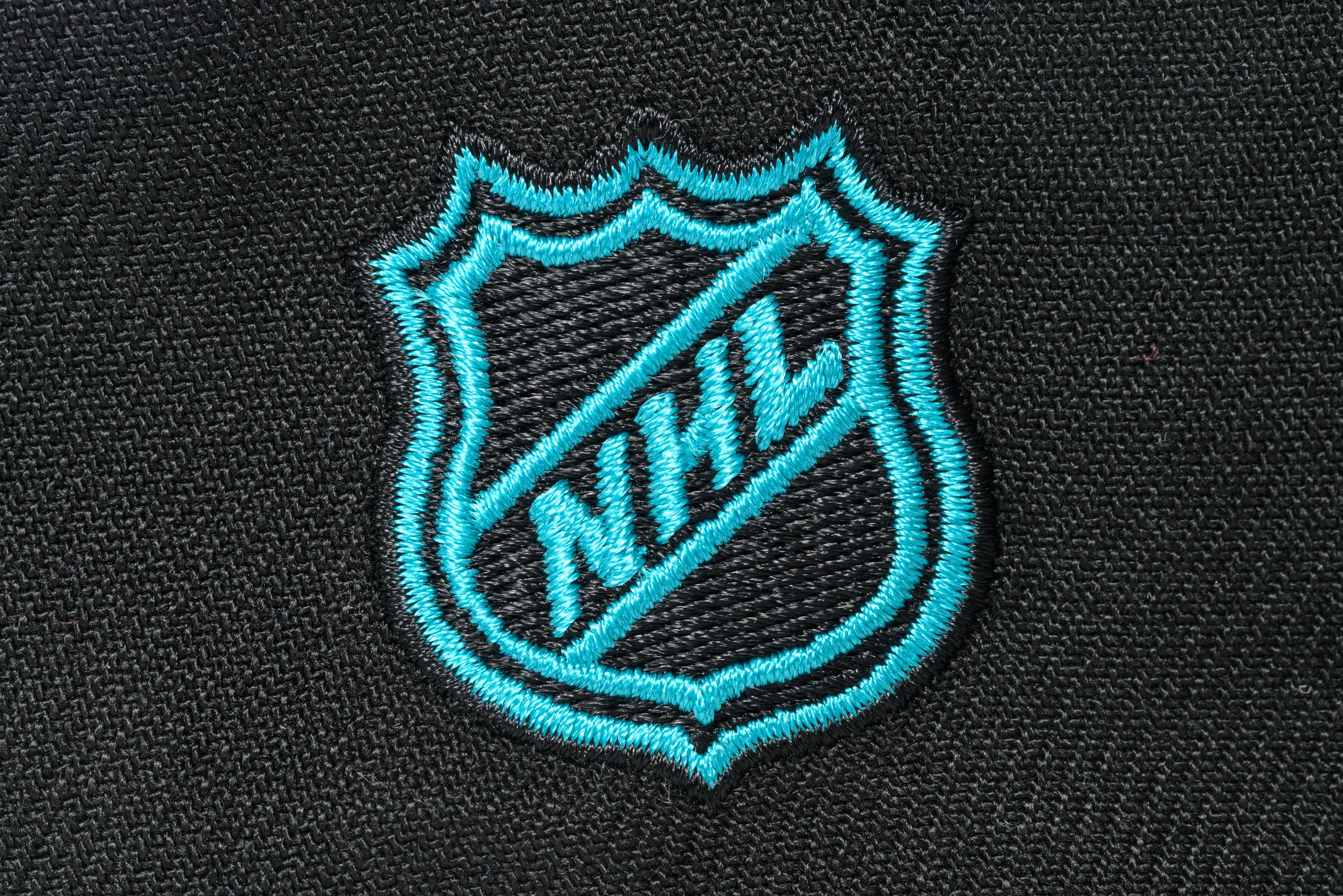 NEW ERA "SHARK BITE" SAN JOSE SHARKS FITTED HAT (BLACK/TEAL) - Image 4