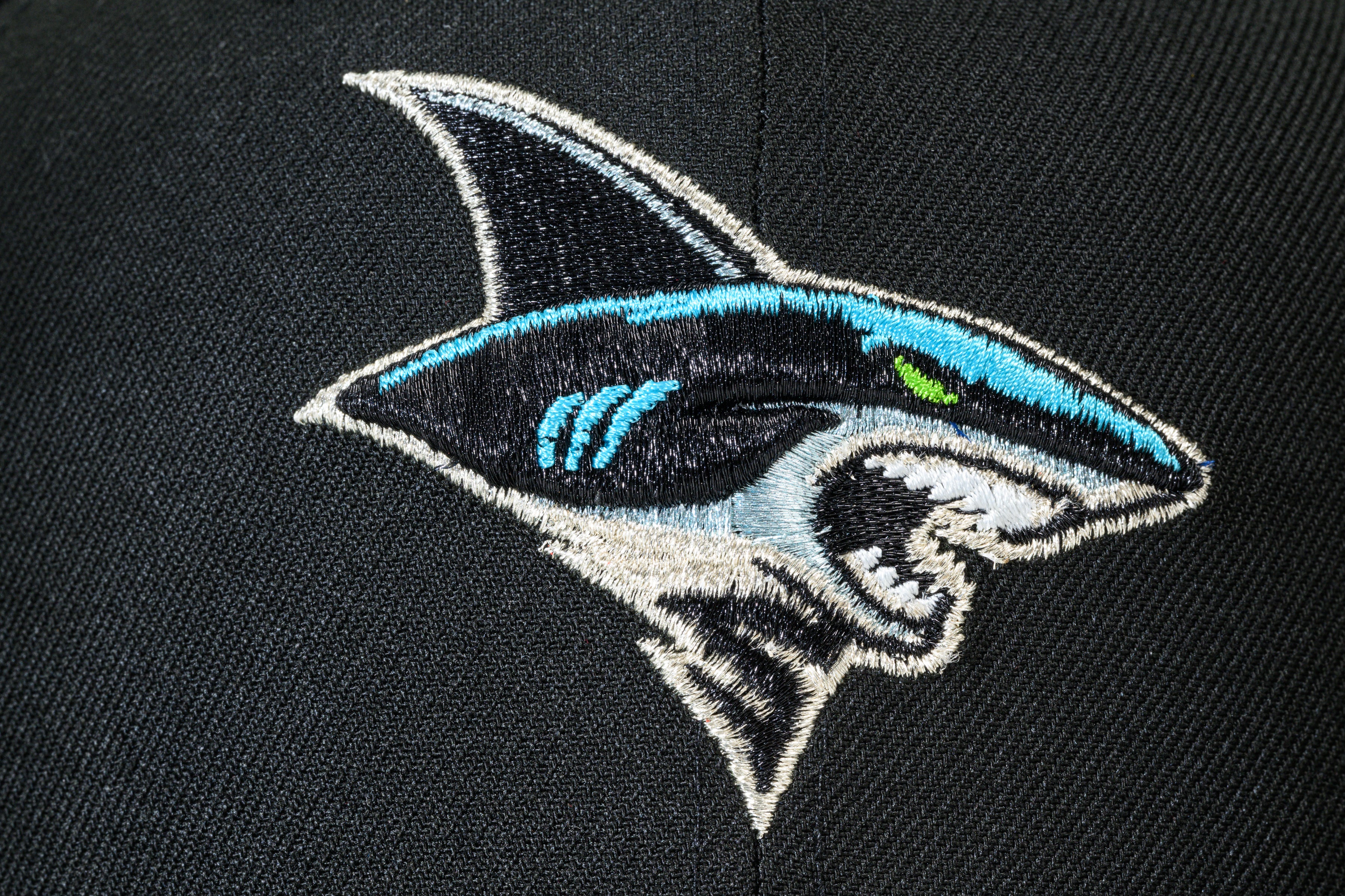 NEW ERA "STREETX” SAN JOSE SHARKS FITTED HAT (BLACK/SPARKLING GRAPE/DARK GREEN) - Image 6