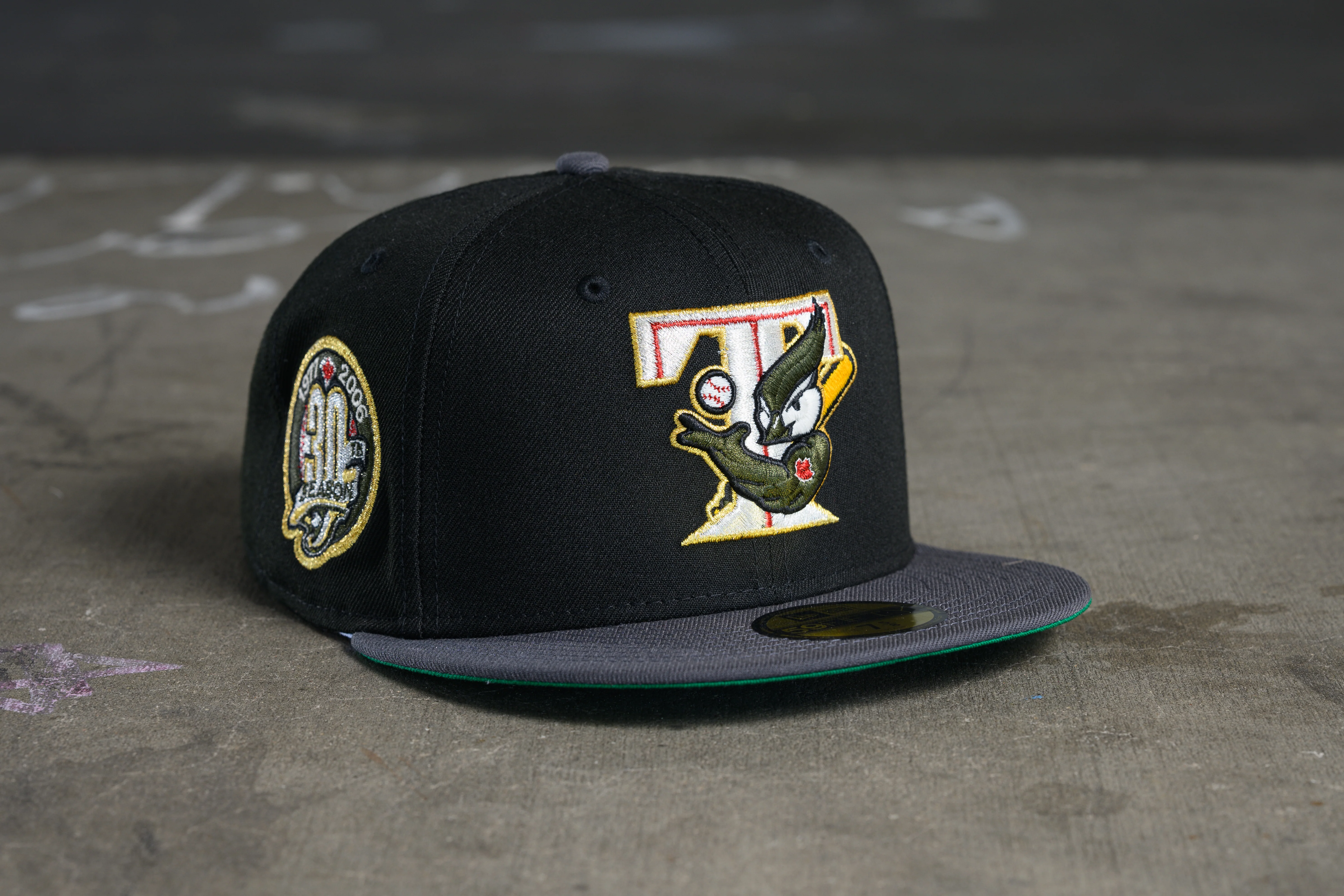 NEW ERA "STRONG BIRD" TORONTO BLUE JAYS FITTED HAT (BLACK/GREY)