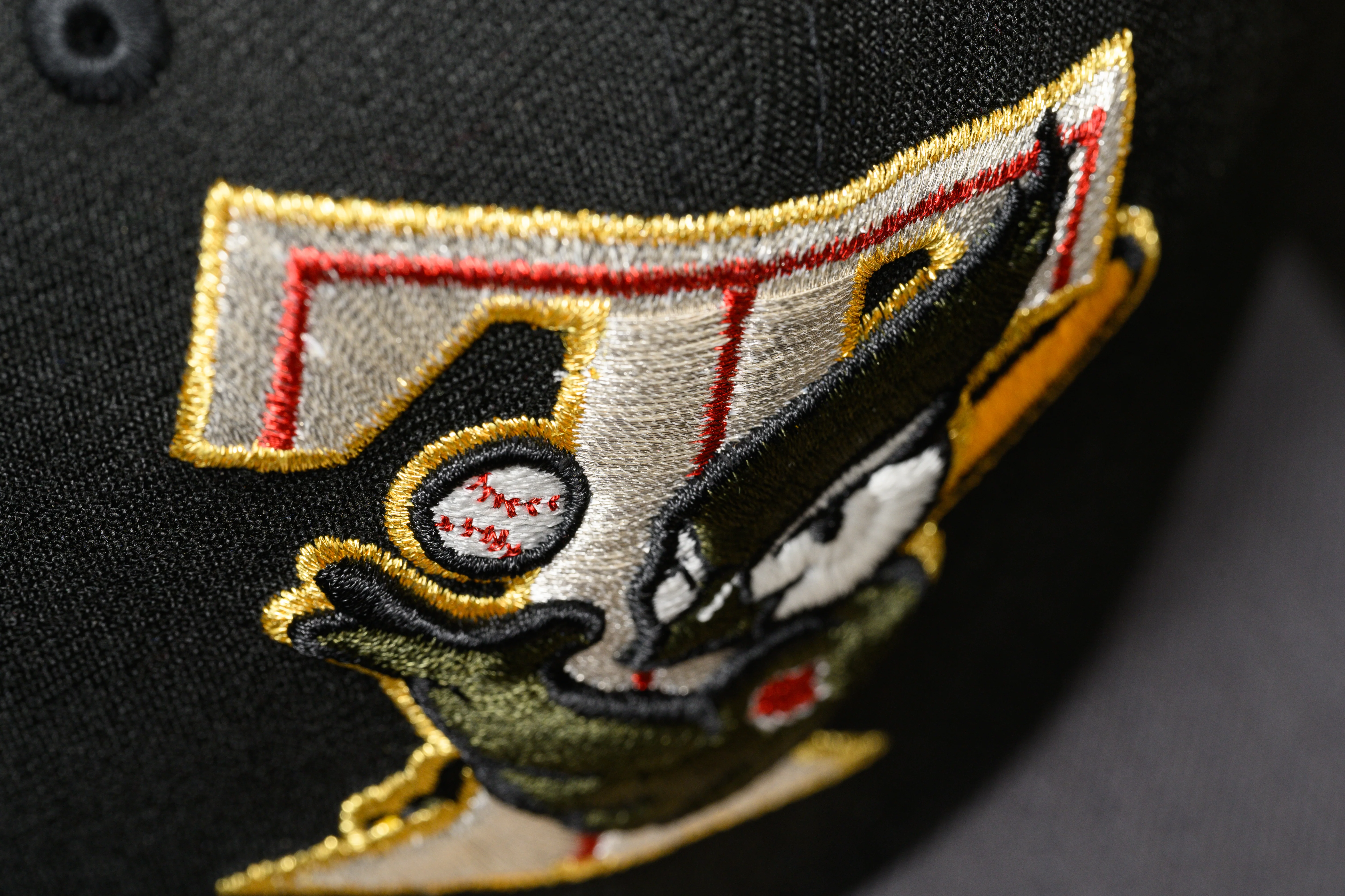 NEW ERA "STRONG BIRD" TORONTO BLUE JAYS FITTED HAT (BLACK/GREY) - Image 9
