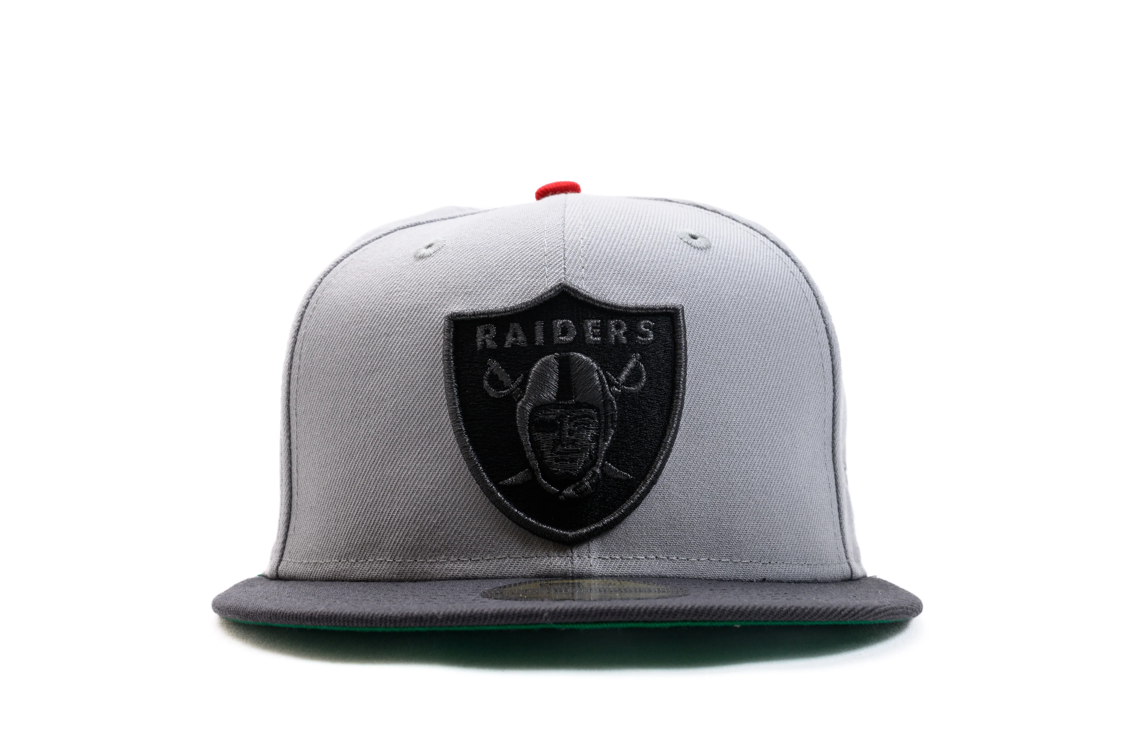 NEW ERA "TALES" LAS VEGAS RAIDERS FITTED HAT + PIN (GREY/GRAPHITE/RED) - Image 10