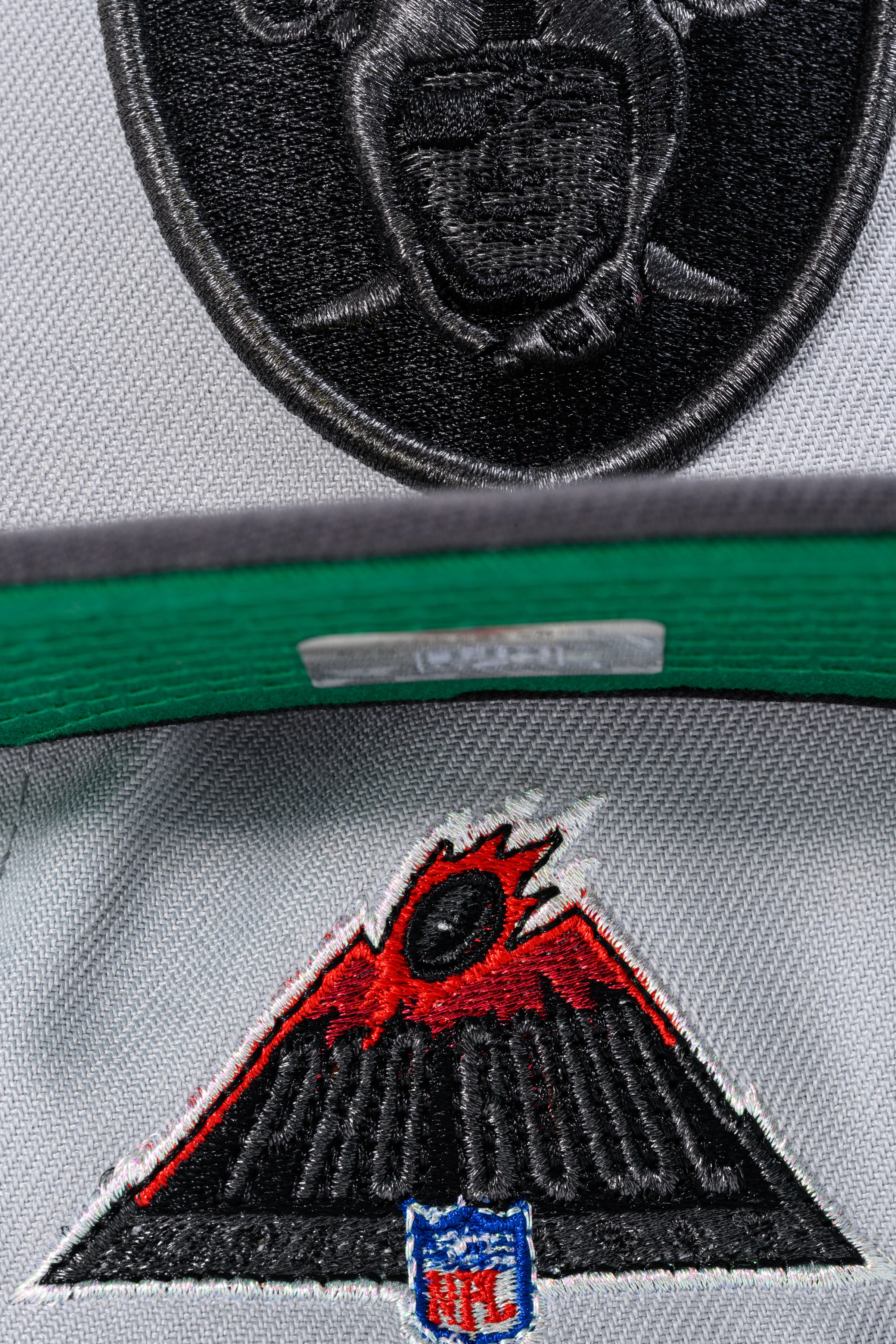 NEW ERA "TALES" LAS VEGAS RAIDERS FITTED HAT + PIN (GREY/GRAPHITE/RED) - Image 7