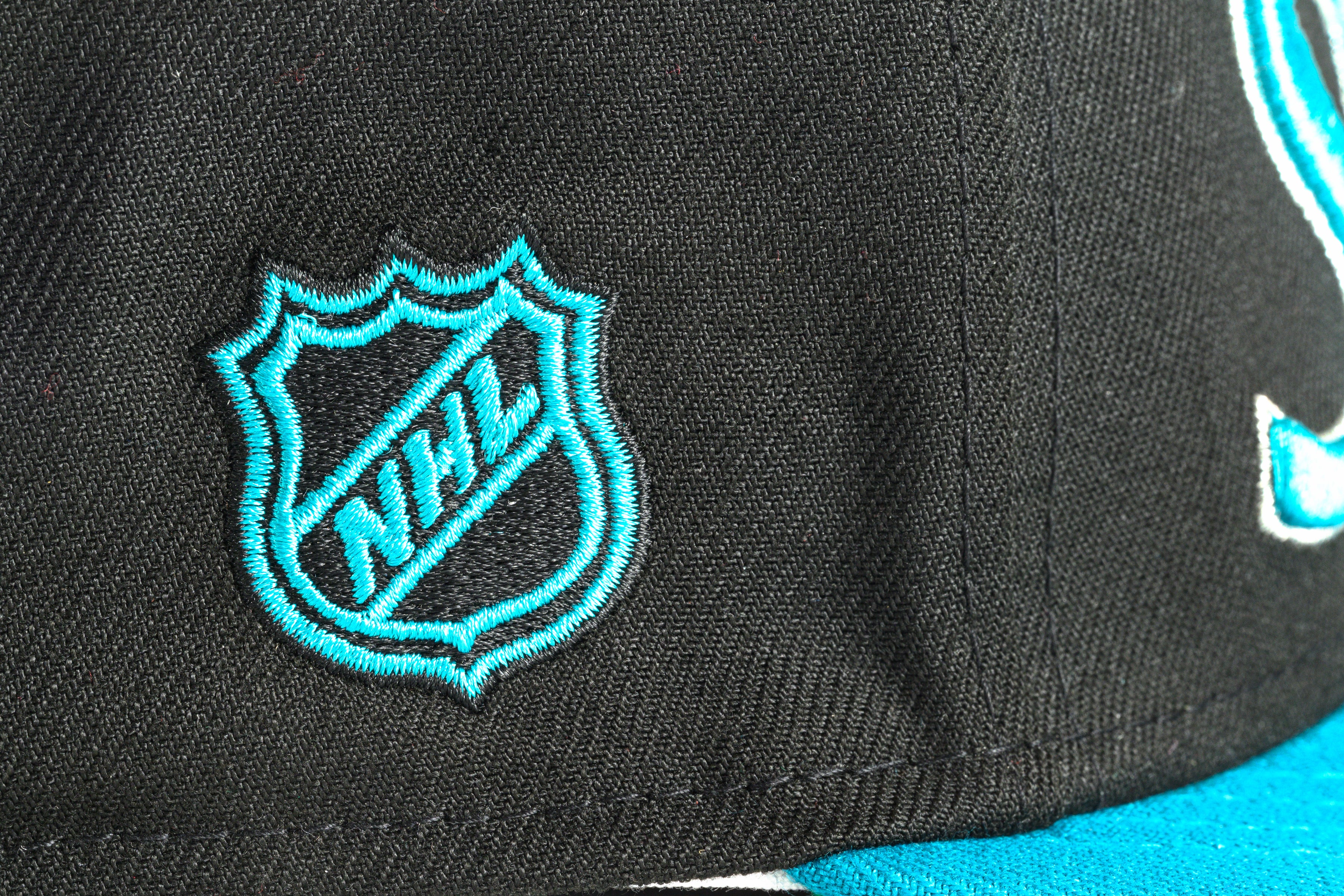 NEW ERA "TEAM SCRIPT" SAN JOSE SHARKS FITTED HAT (BLACK/TEAL) - Image 6