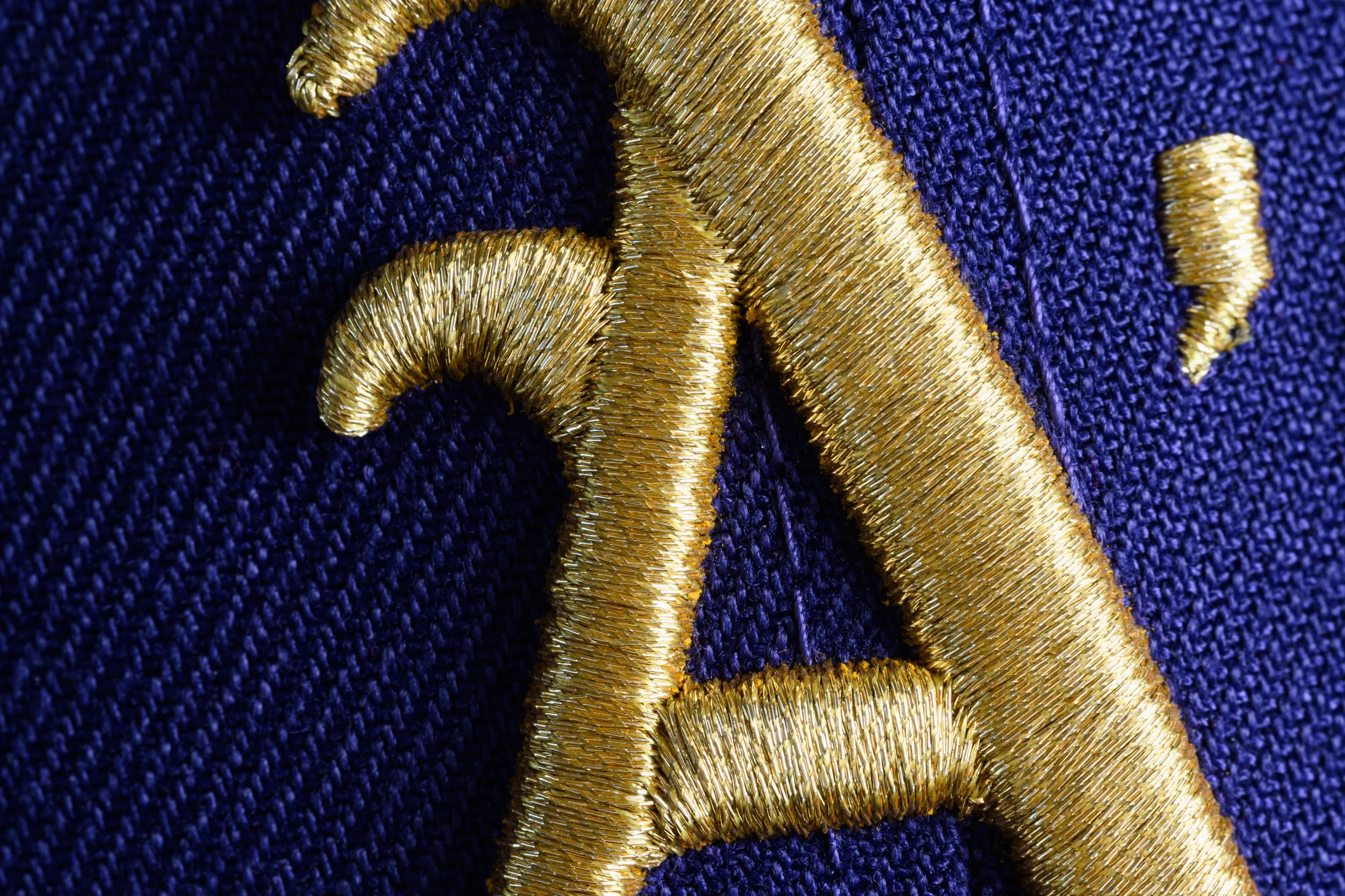 NEW ERA “TECH" OAKLAND ATHLETICS FITTED HAT (ROYALTY PURPLE/METALLIC GOLD) - Image 6