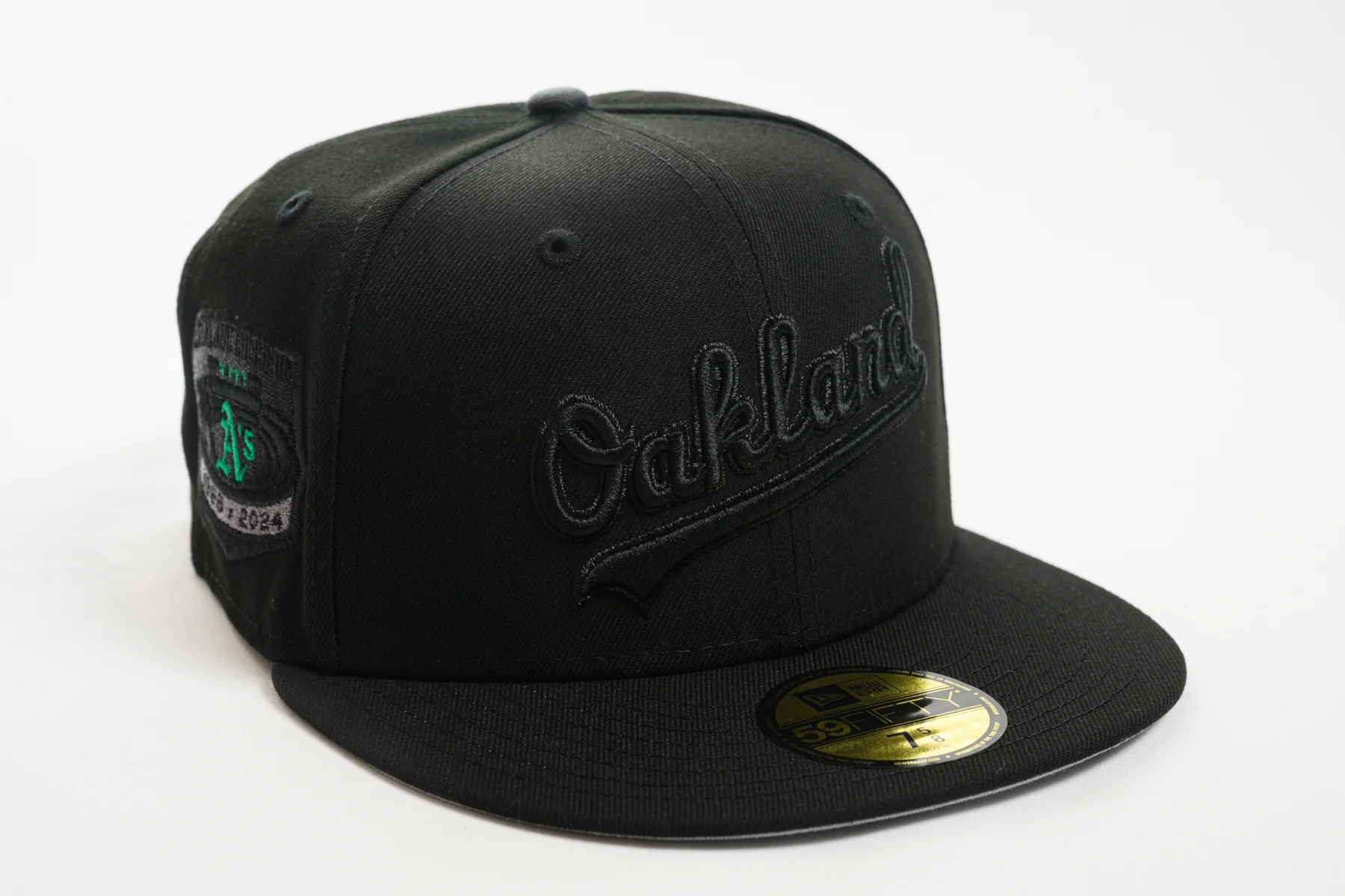 NEW ERA "TOMBSTONE SCRIPT" OAKLAND A'S FITTED HAT (BLACK/DARK GRAPHITE)