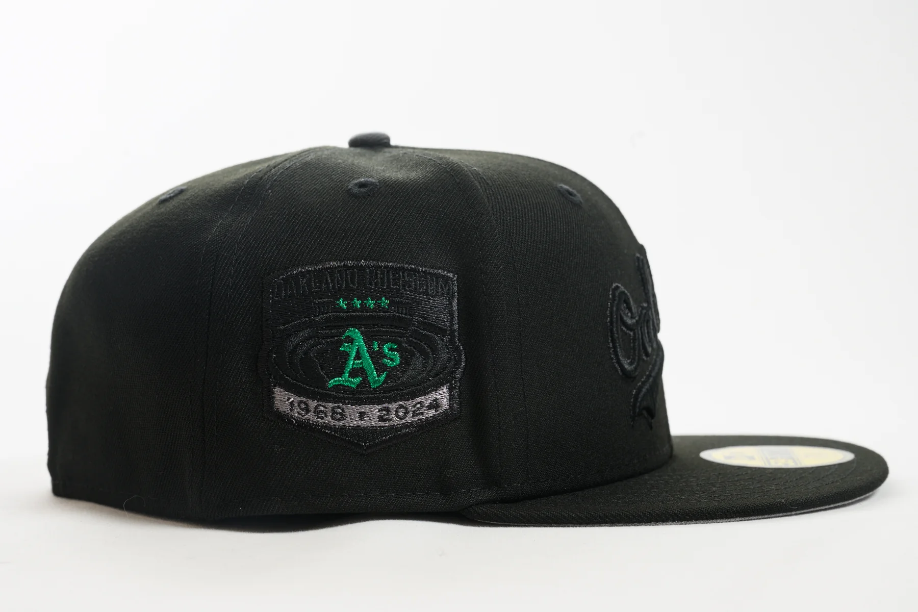 NEW ERA "TOMBSTONE SCRIPT" OAKLAND A'S FITTED HAT (BLACK/DARK GRAPHITE) - Image 5