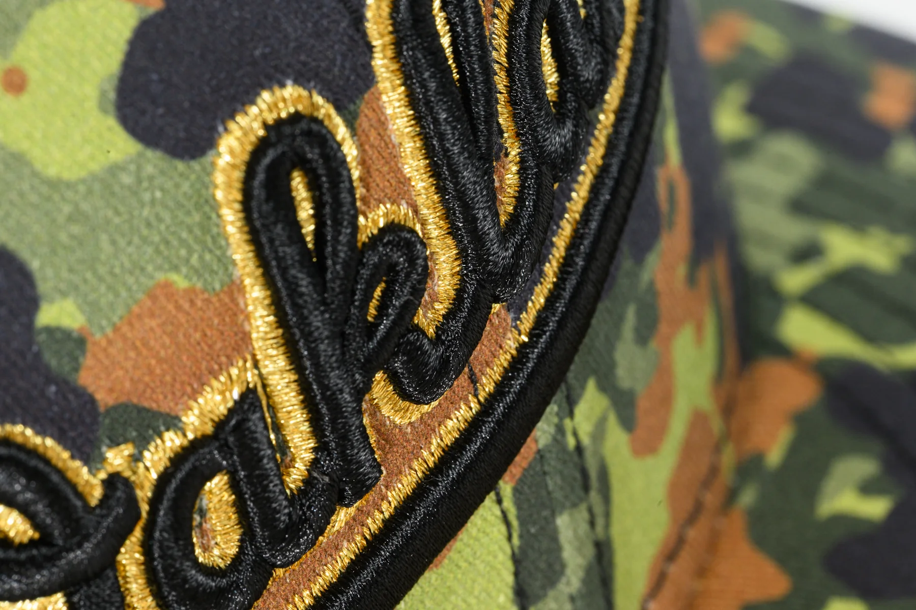 NEW ERA "TURF STORIES" OAKLAND A'S FITTED HAT (FLECKTARN CAMO/BLACK) - Image 7