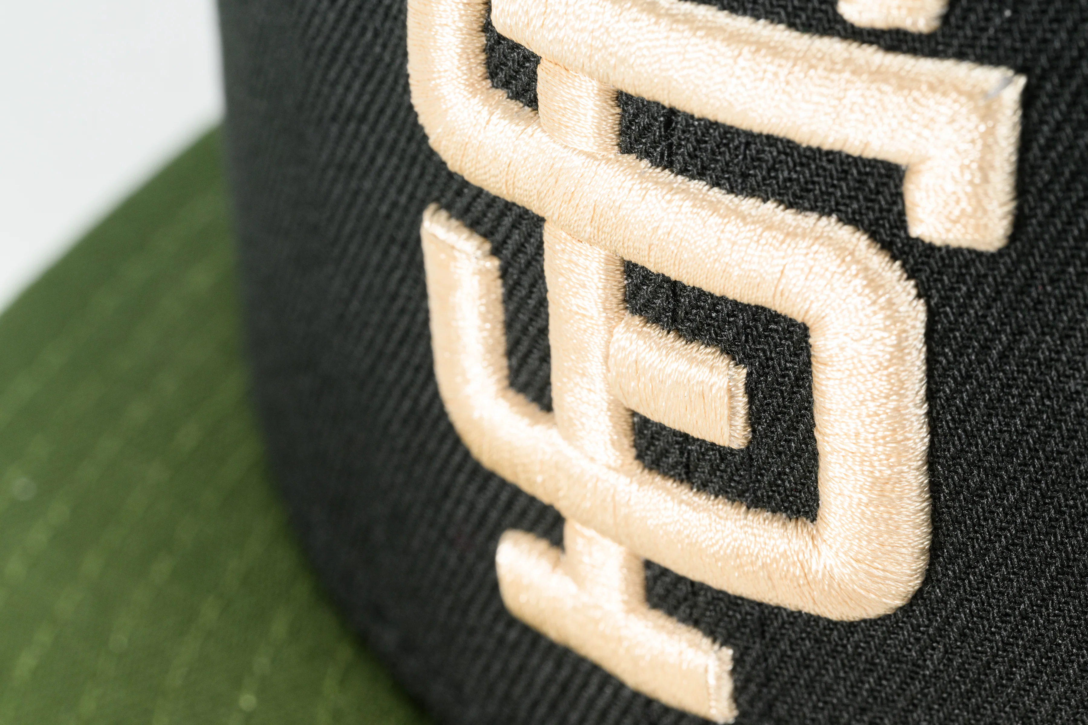 NEW ERA "UNDFTD” SAN FRANCISCO GIANTS FITTED HAT (RIFLE GREEN/BLACK/RUST ORANGE) - Image 8