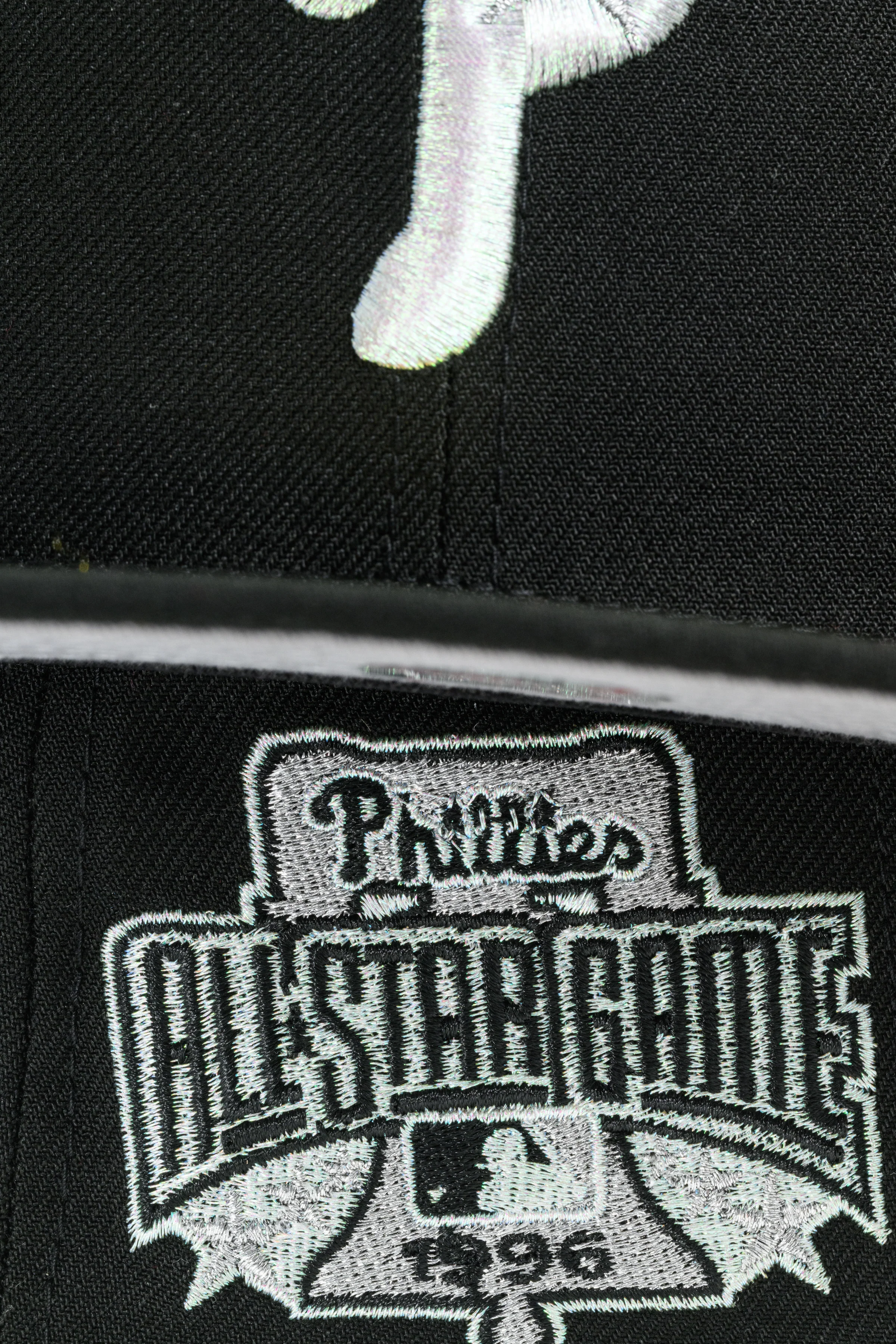 NEW ERA "WHITE TEE" PHILADELPHIA PHILLIES FITTED HAT (BLACK/CHROME) - Image 10
